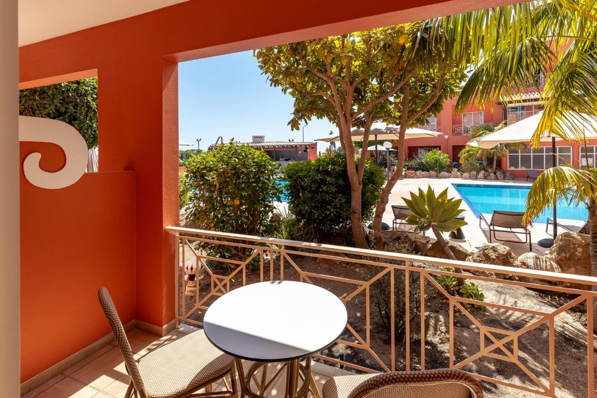 Twin Room with Garden and Pool View - Photo 4
