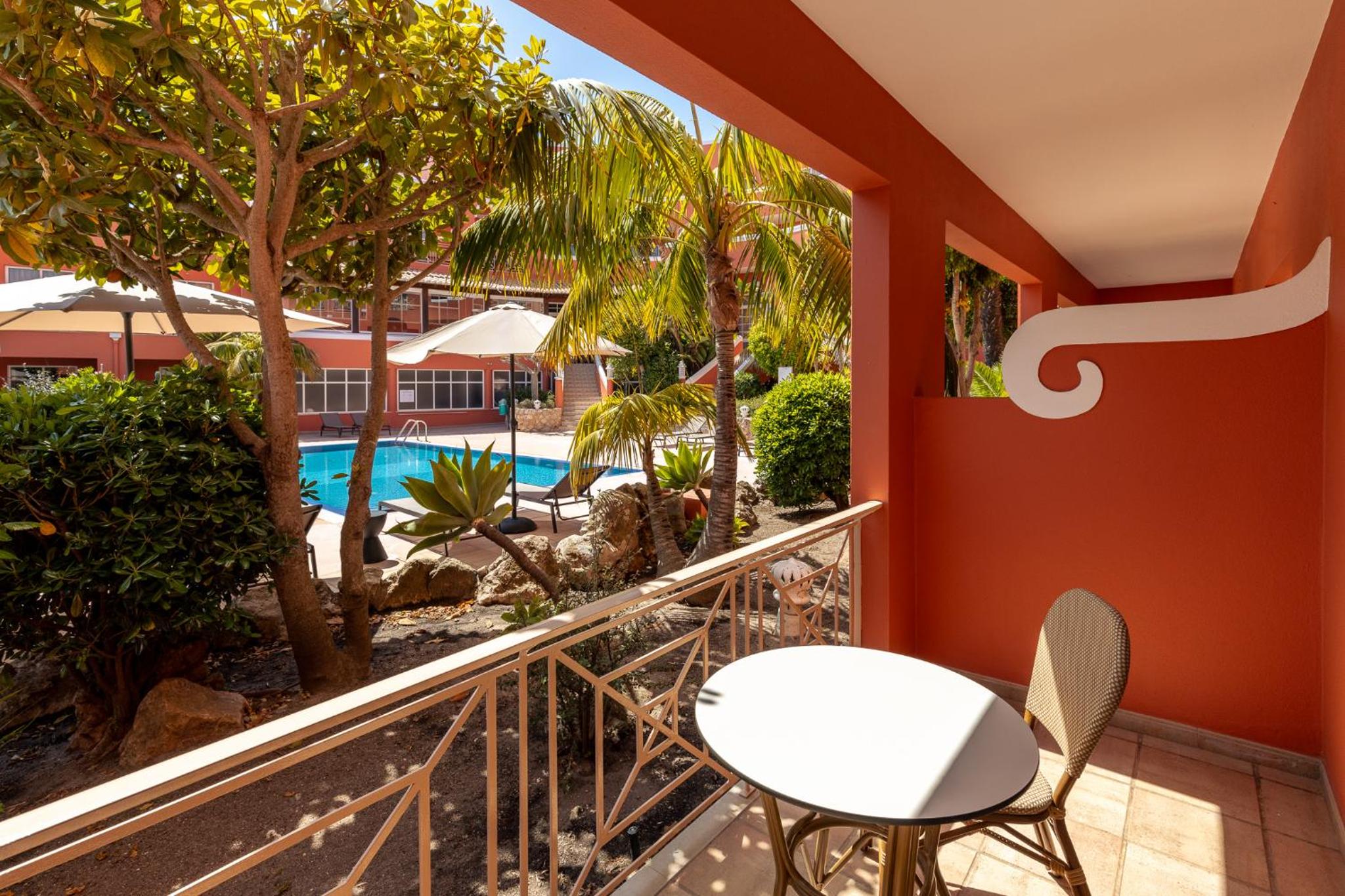Twin Room with Garden and Pool View - Photo 3