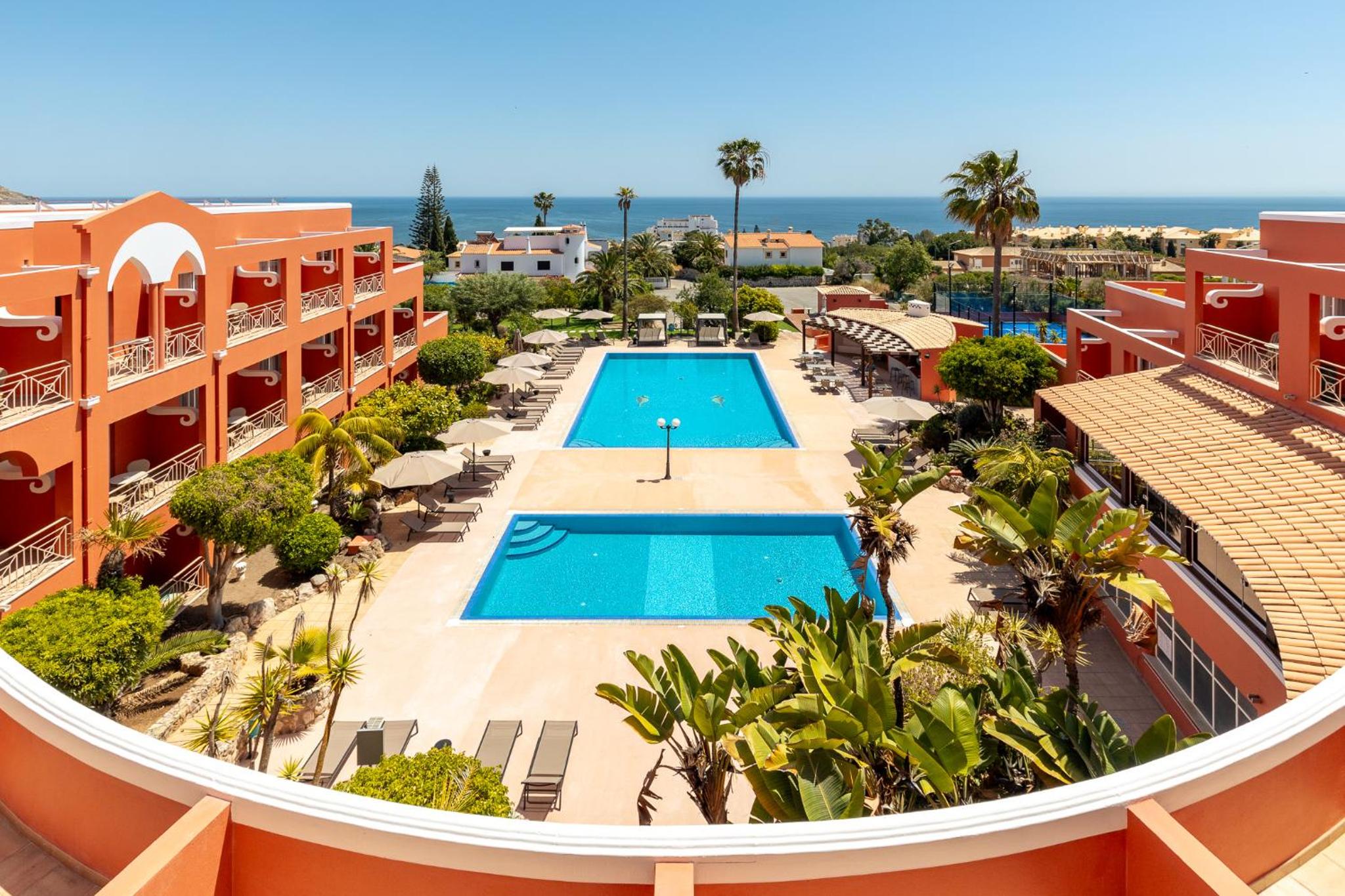 Large Twin Room with Sea View - Photo 1