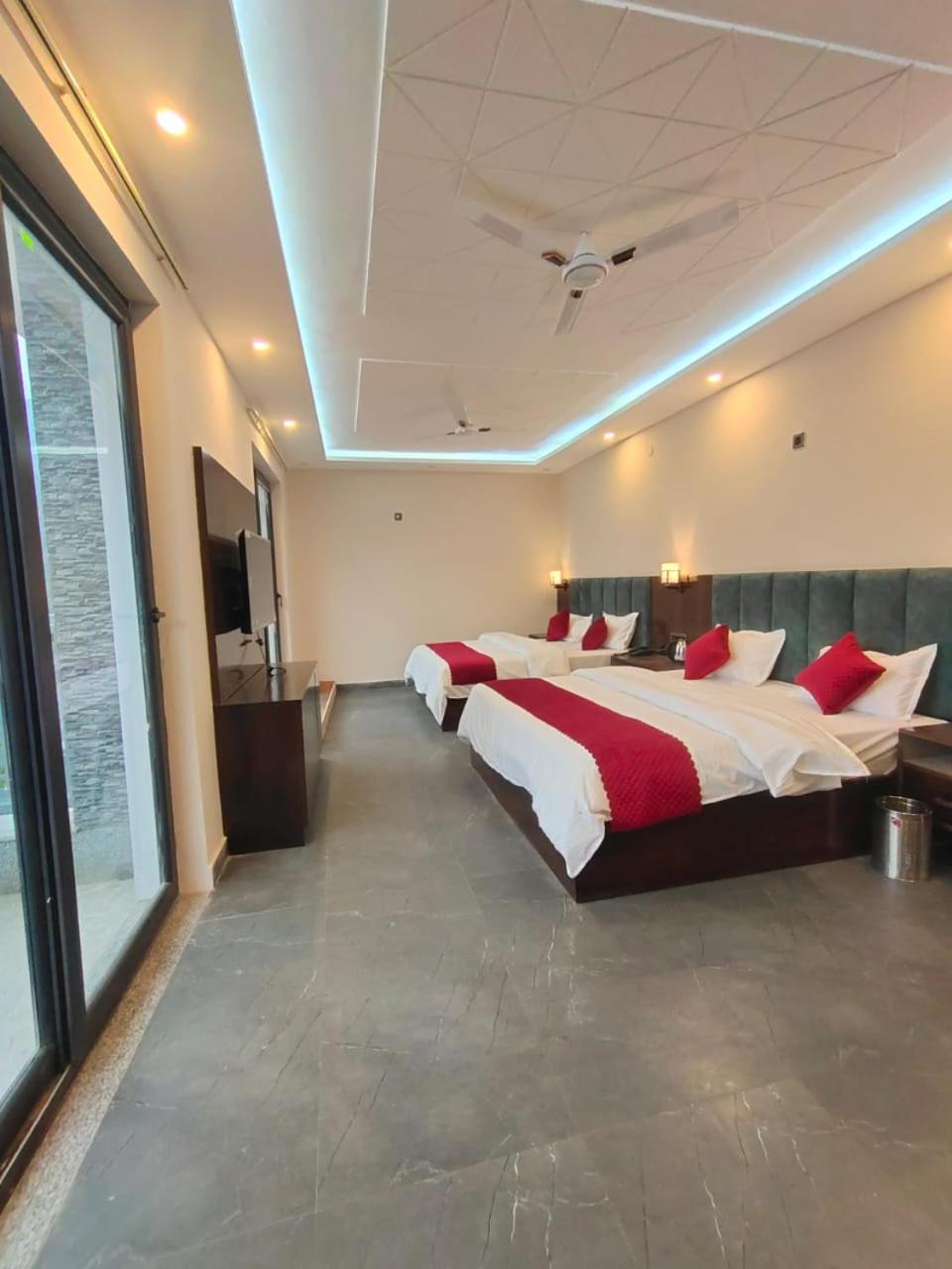 Deluxe Double Room (2 Adults + 1 Child) photo 2