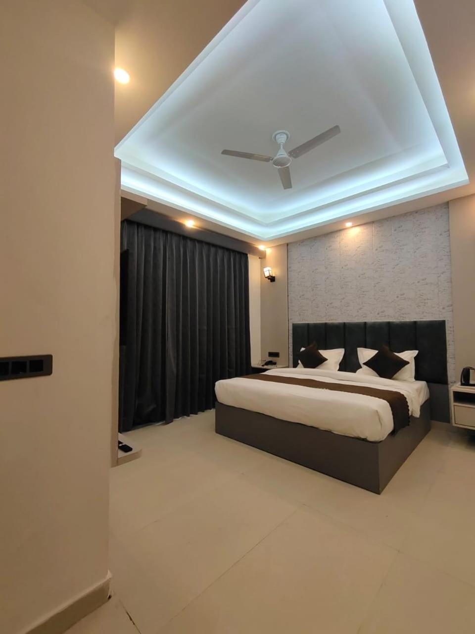 Deluxe Double Room (2 Adults + 1 Child) photo 1