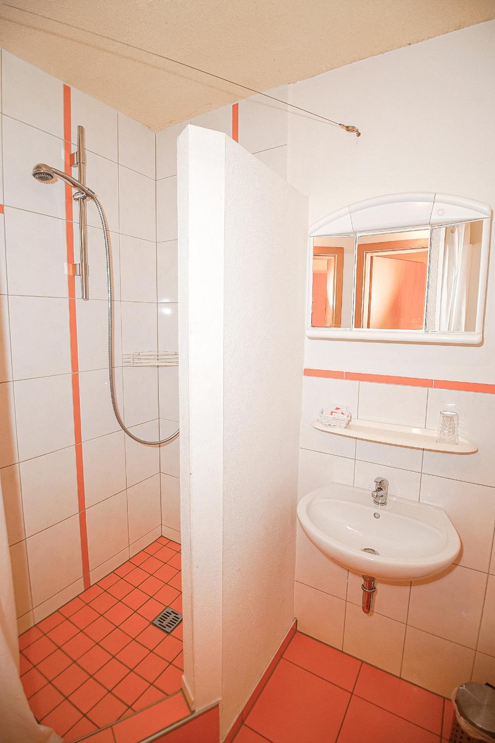 Small Twin Room - Photo 3