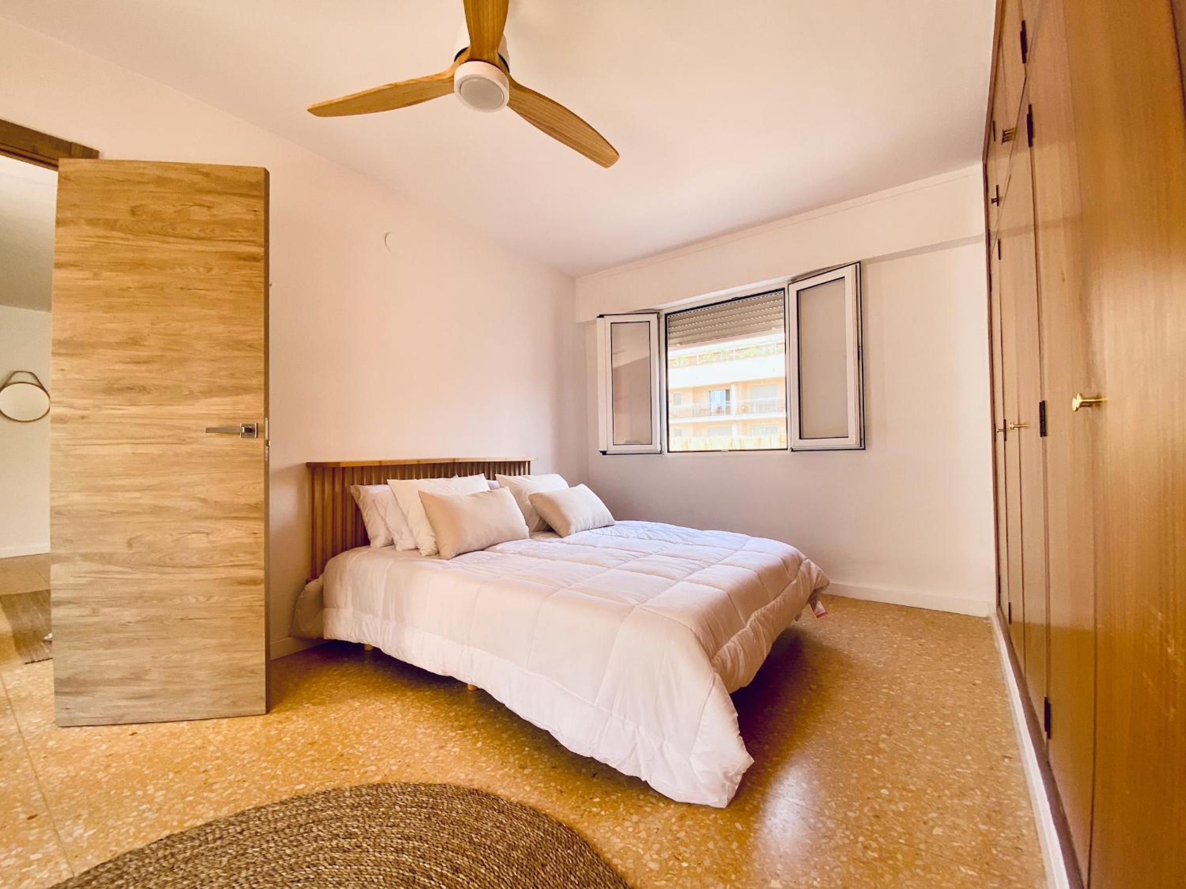 Studio Apartment with Balcony photo 2