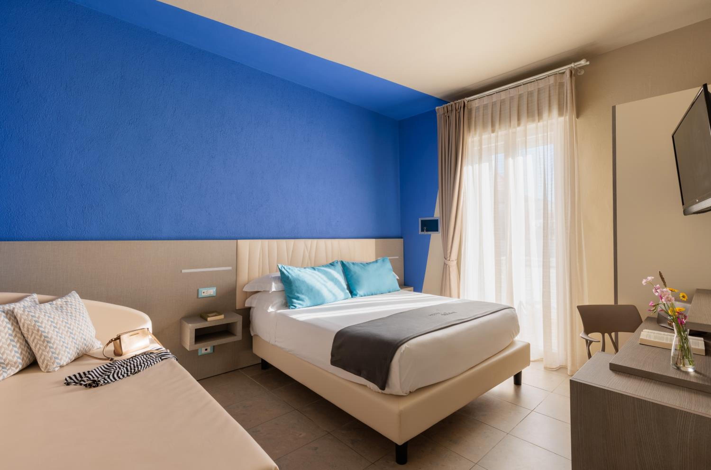 Double Room with Balcony - Photo 2