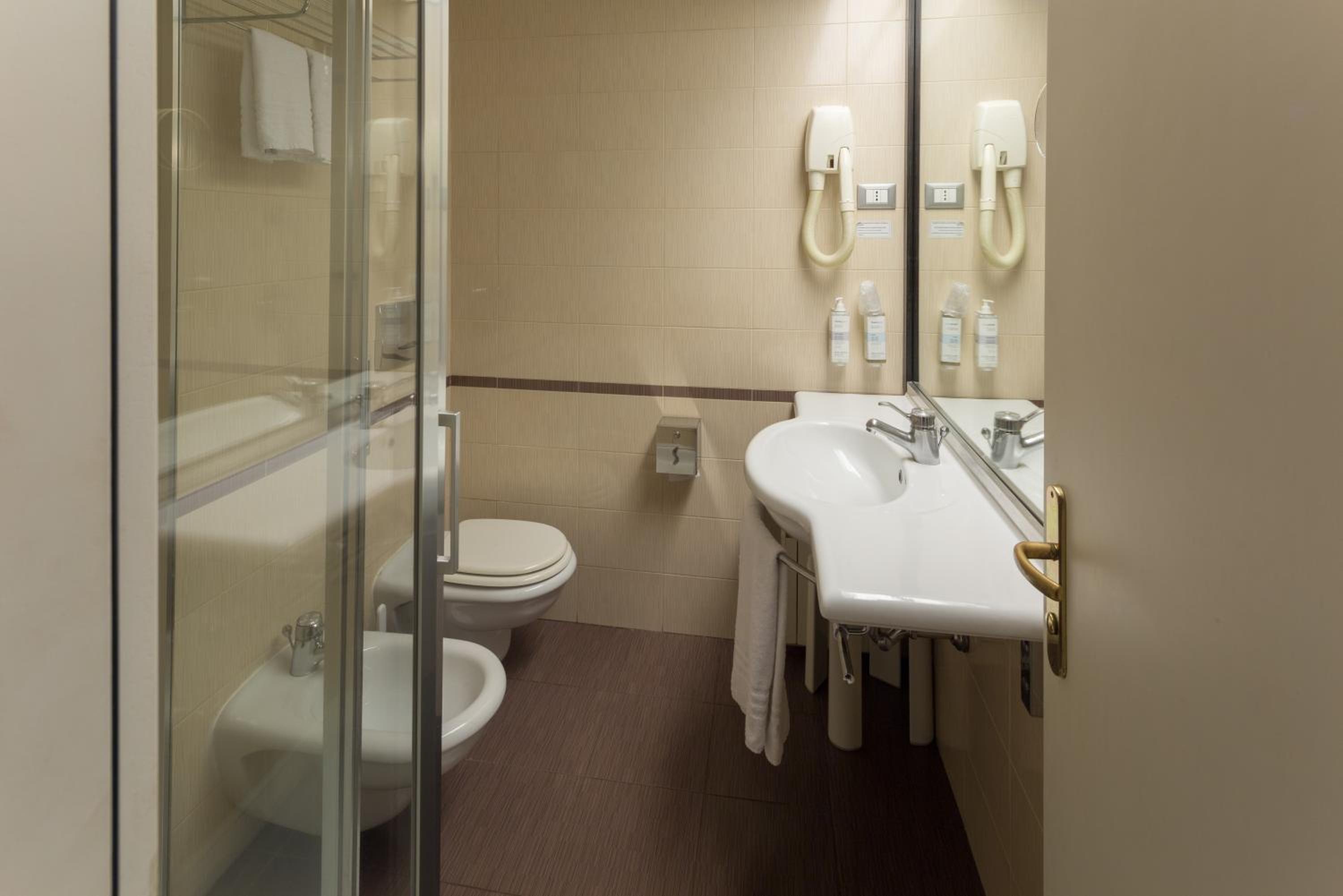 Standard Double Or Twin Room photo 3