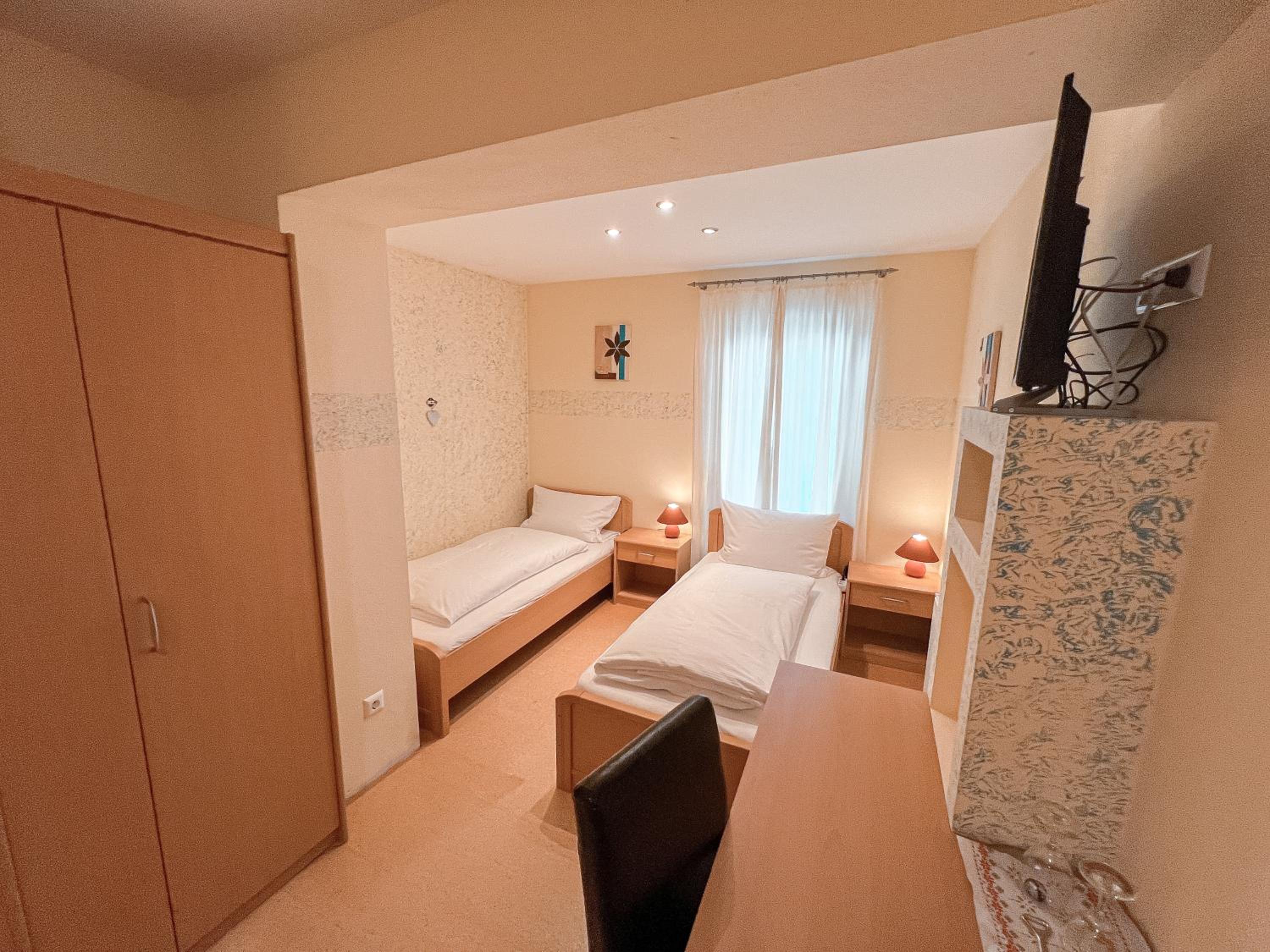 Small Twin Room - Photo 4