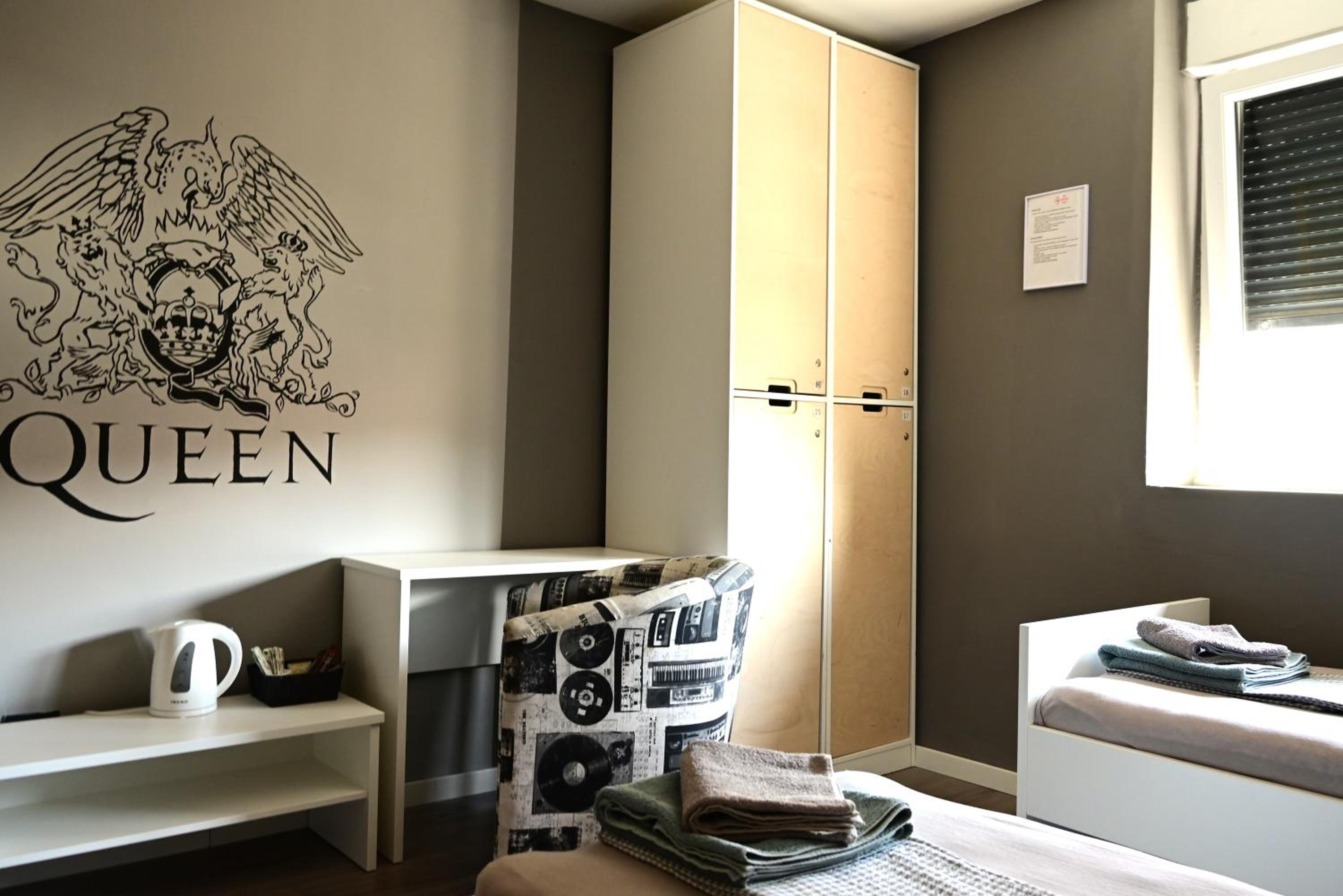 Twin Room with Bathroom - Photo 1