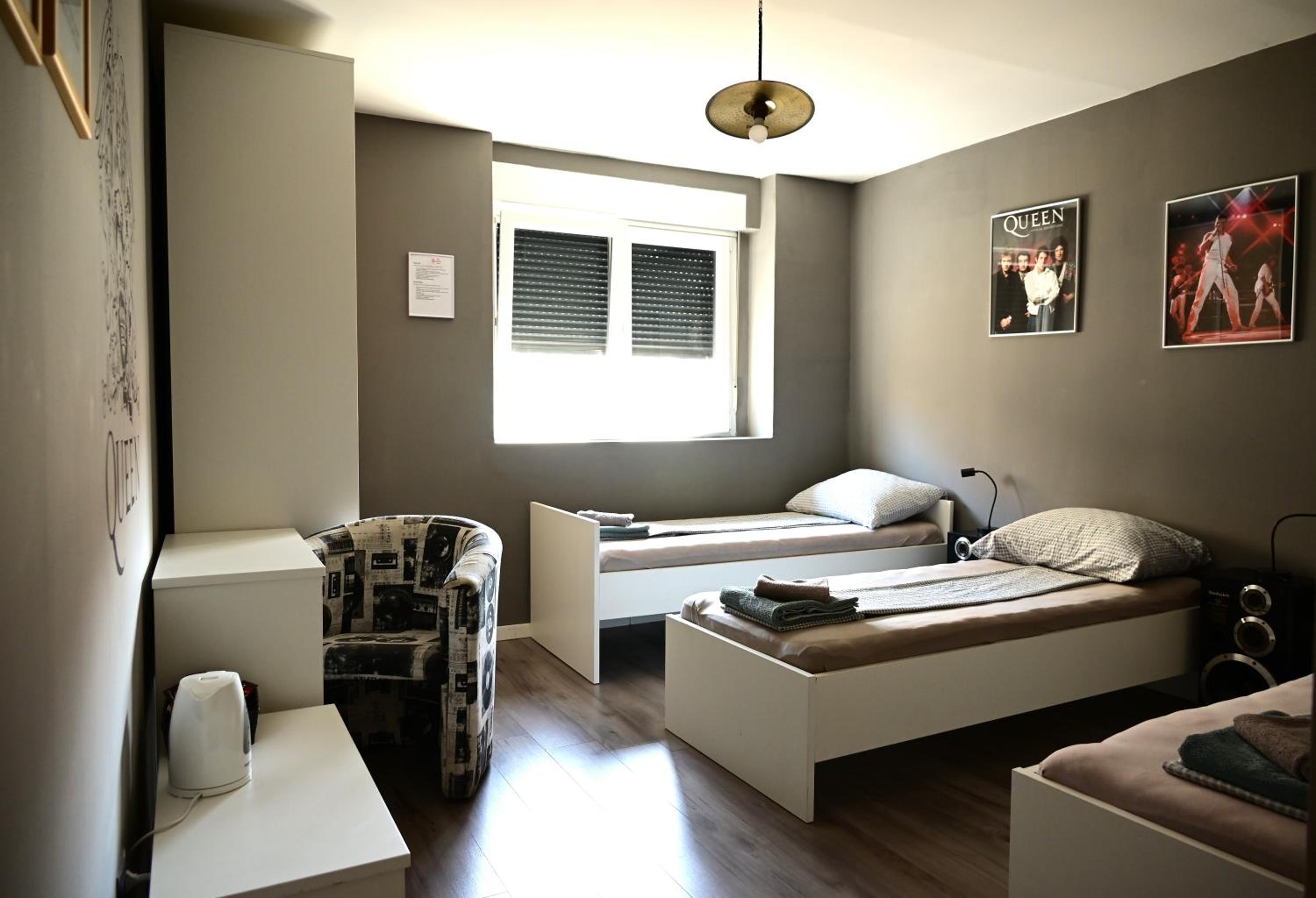 Twin Room with Bathroom - Photo 2