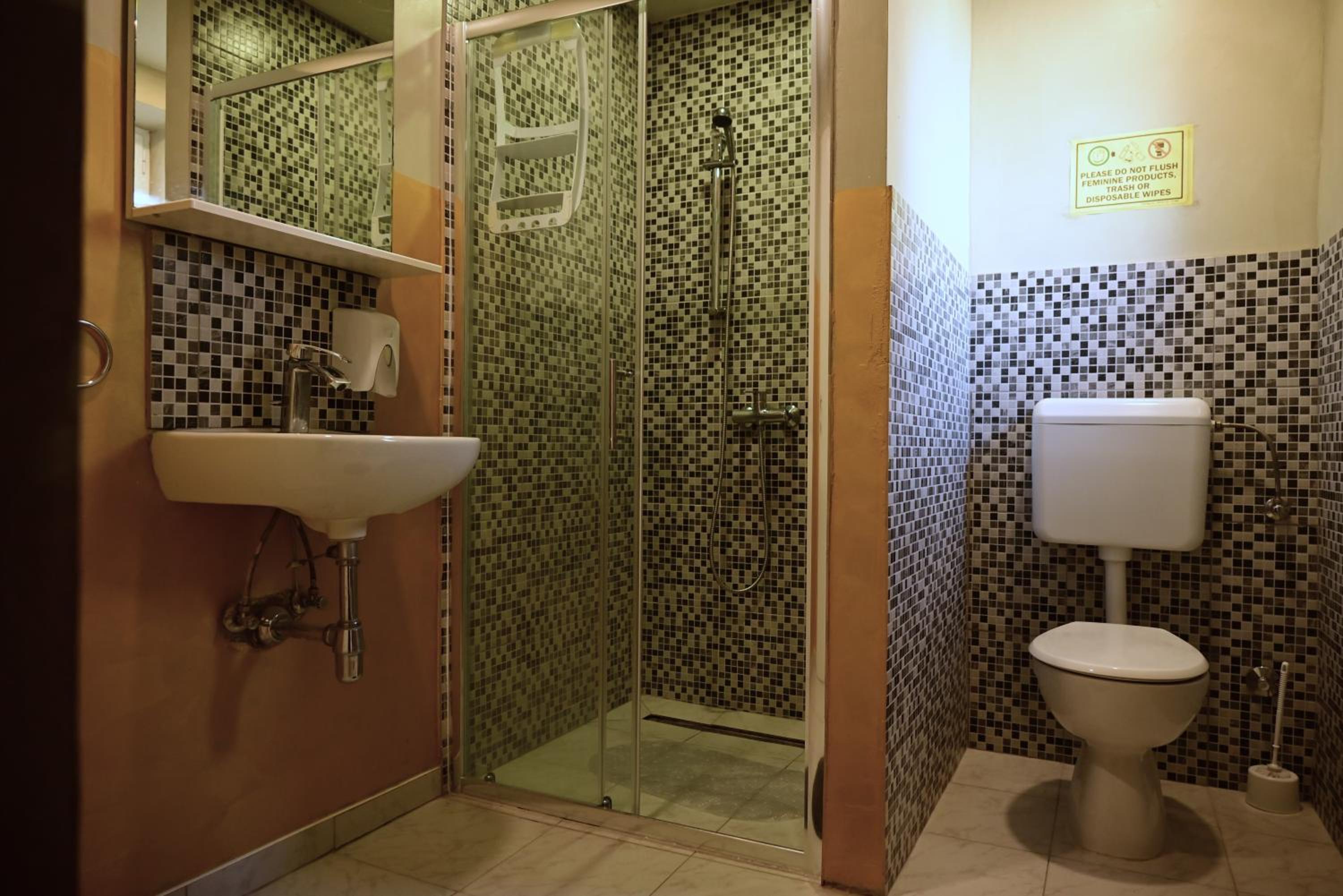 Twin Room with Bathroom - Photo 9