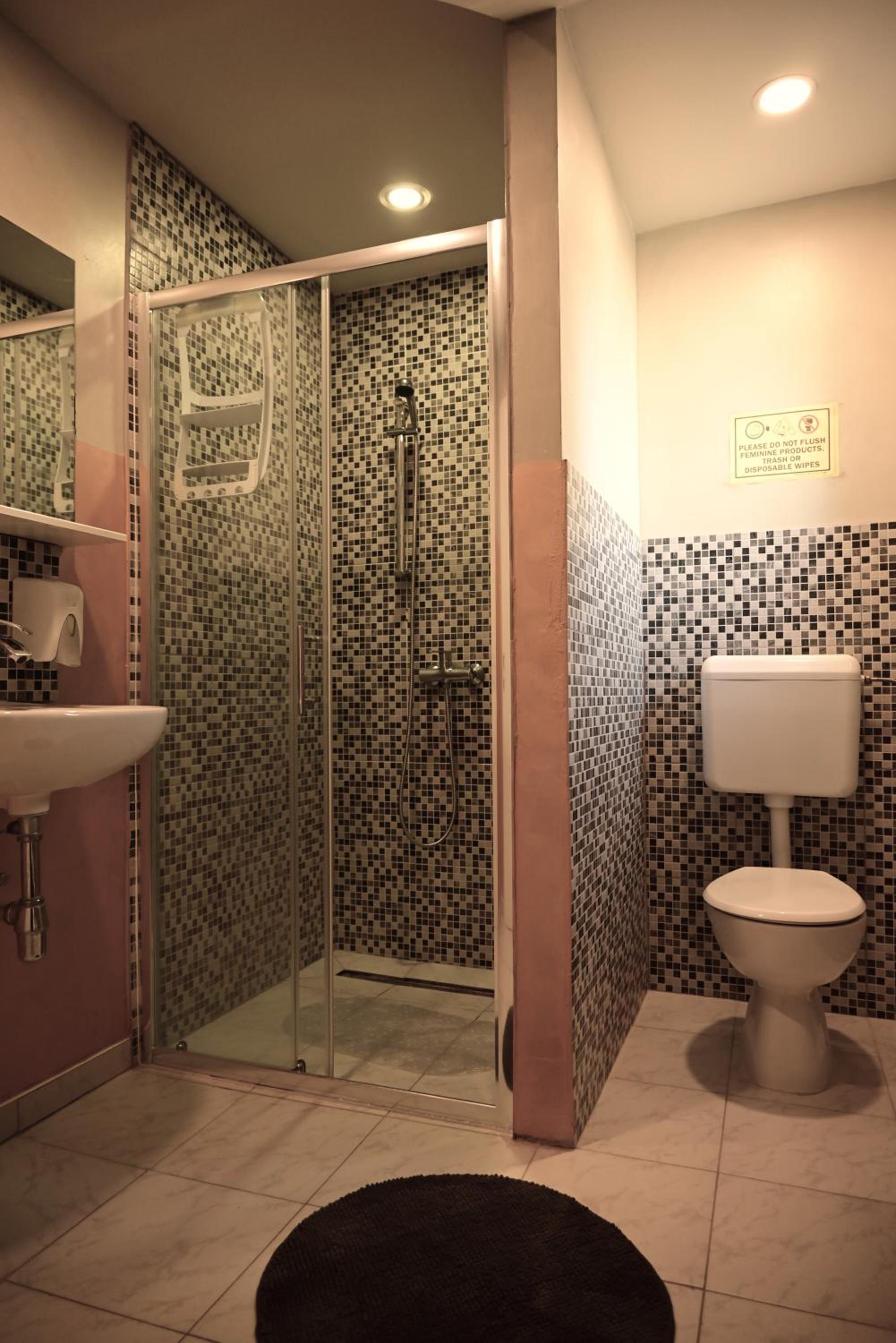 Twin Room with Bathroom - Photo 8