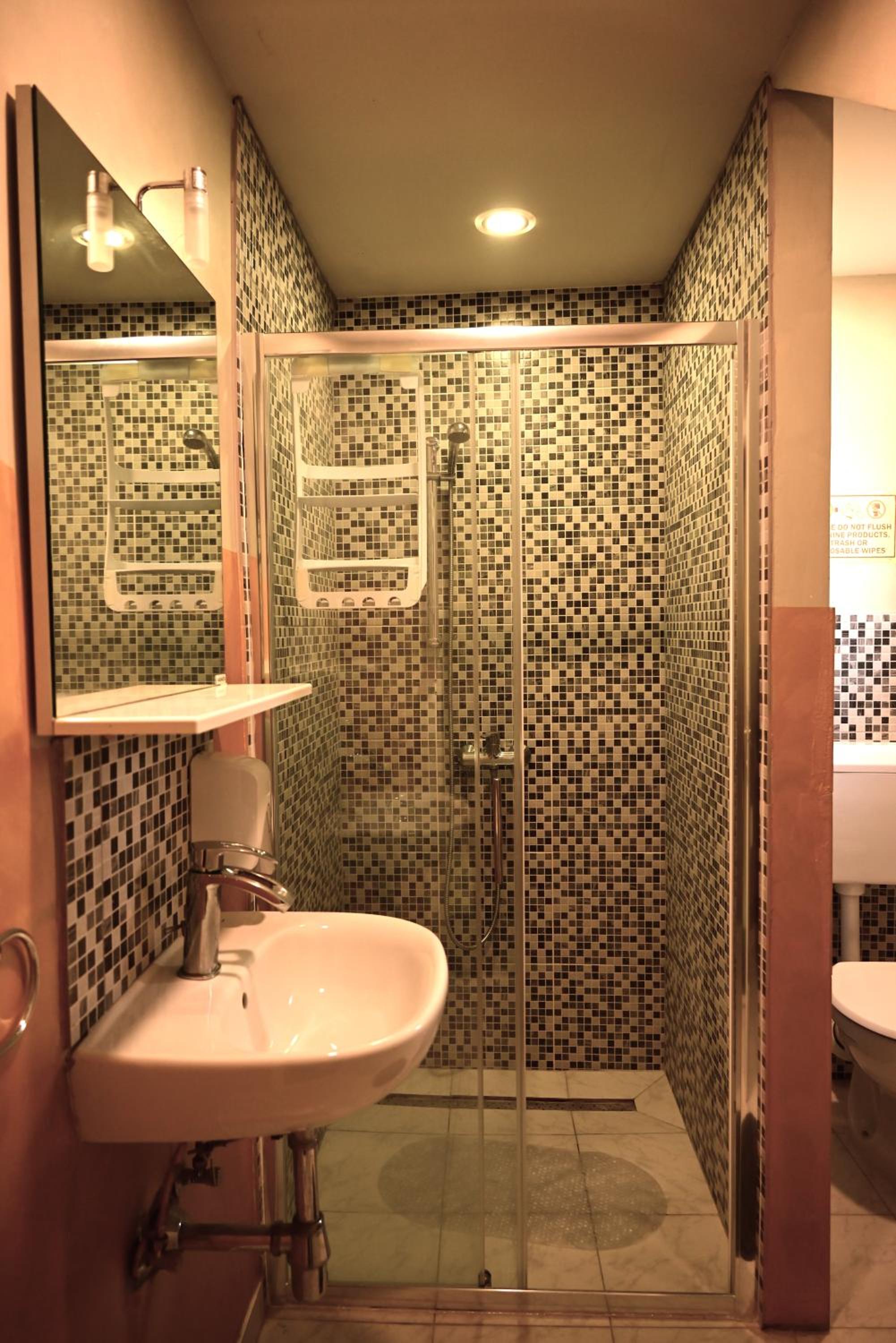 Twin Room with Bathroom - Photo 7