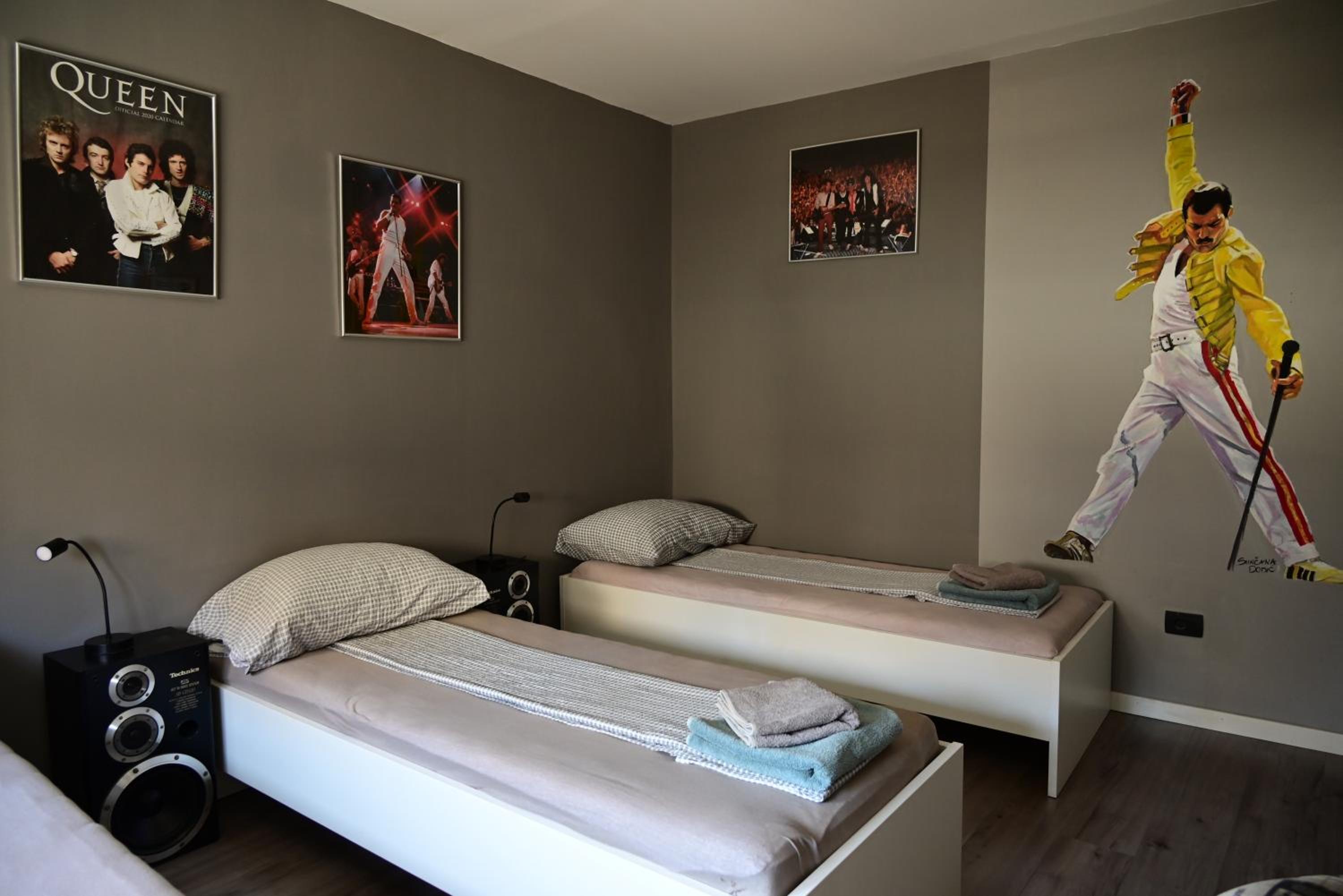Twin Room with Bathroom - Photo 5
