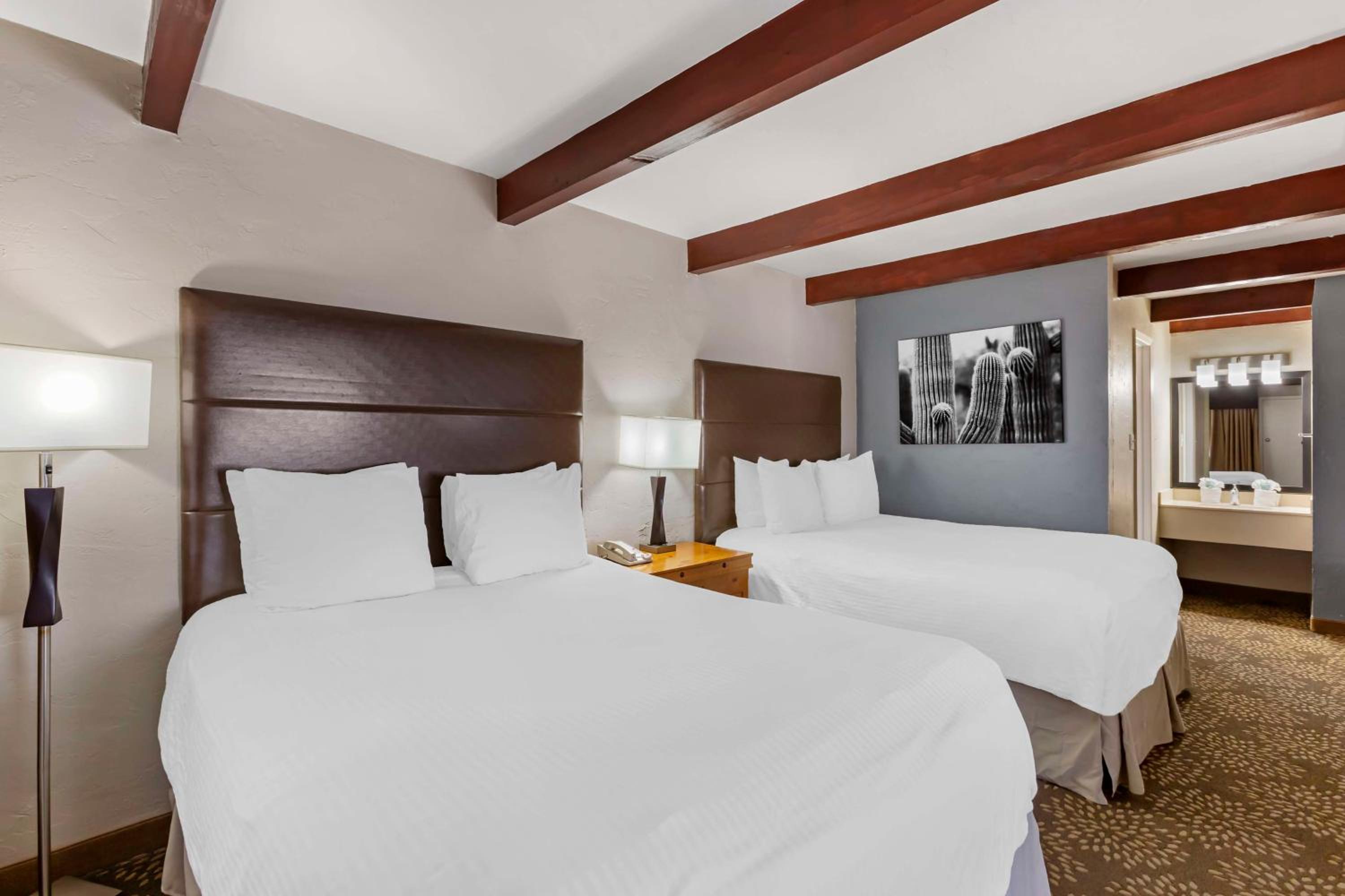 Queen Suite with Two Queen Beds - Non-Smoking photo 2