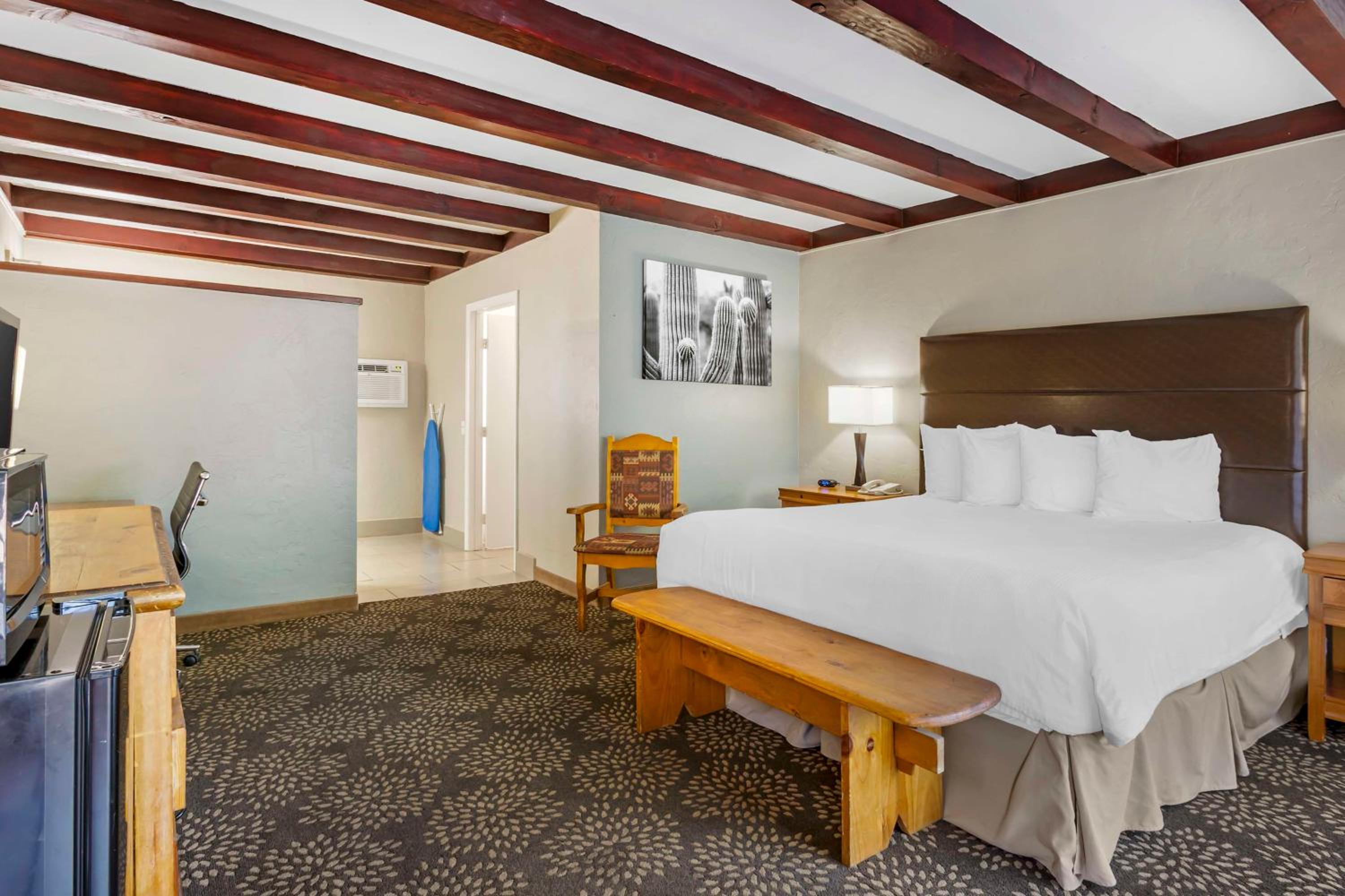 King Room with Bath Tub - Mobility Accessible/Non-Smoking photo 3