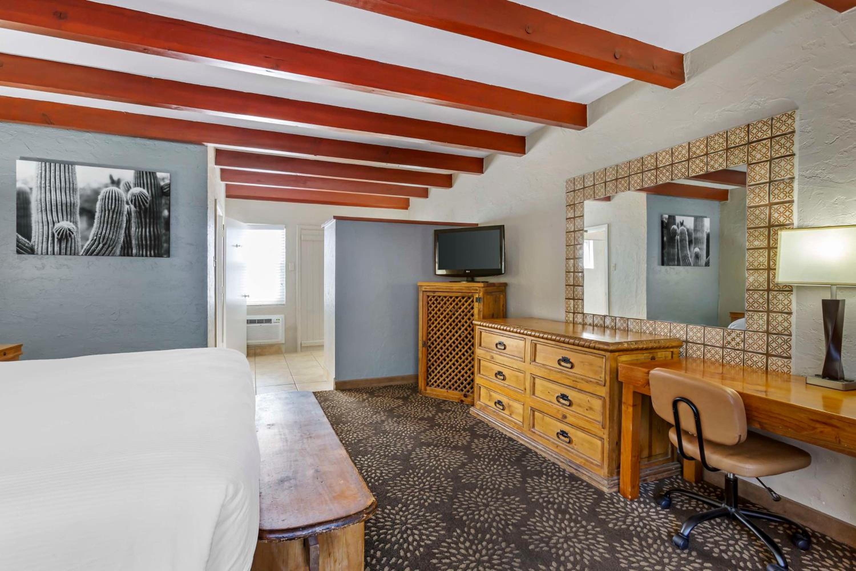 King Room - Non-Smoking photo 3