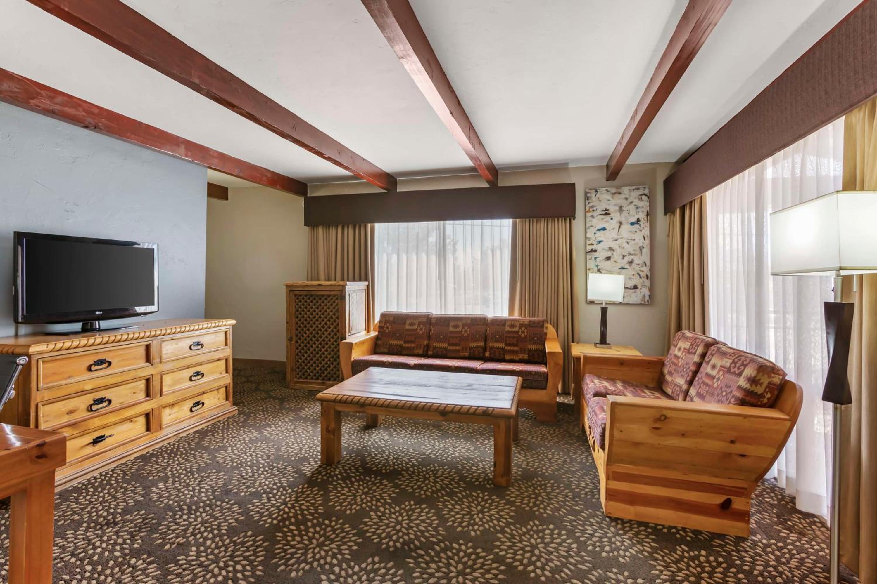 Queen Suite with Two Queen Beds - Non-Smoking photo 1
