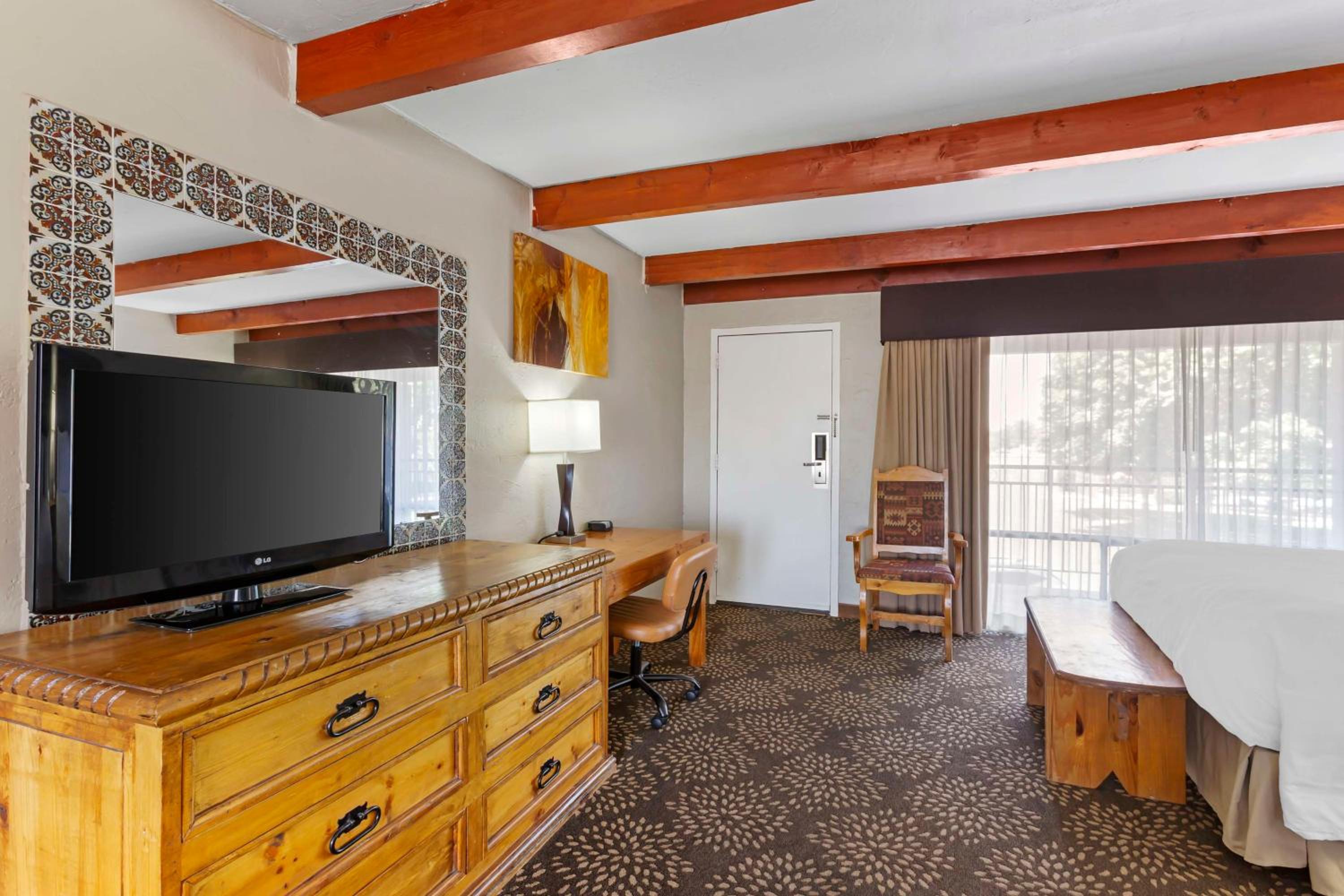 Queen Room with Two Queen Beds photo 2