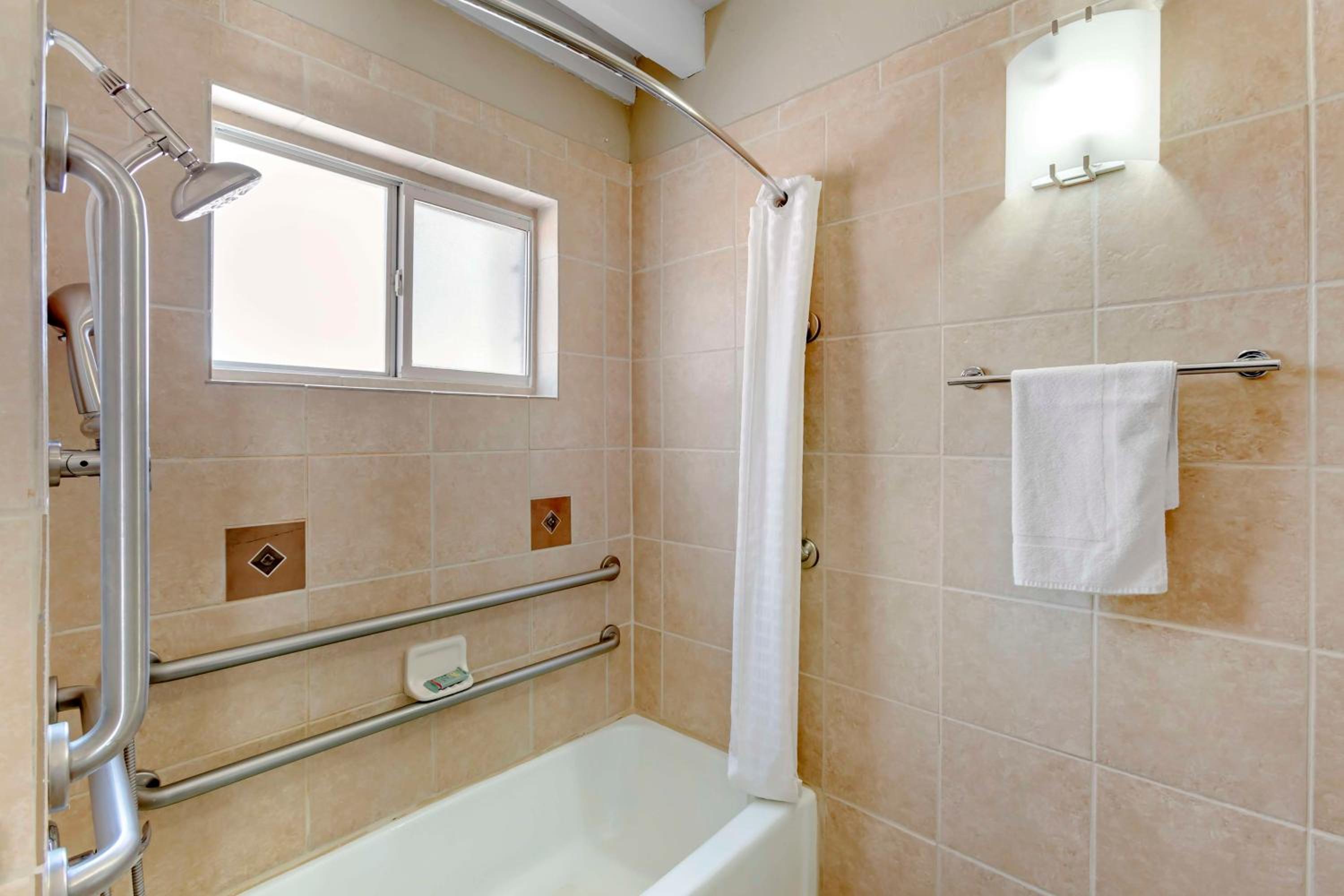 King Room with Bath Tub - Mobility Accessible/Non-Smoking photo 2