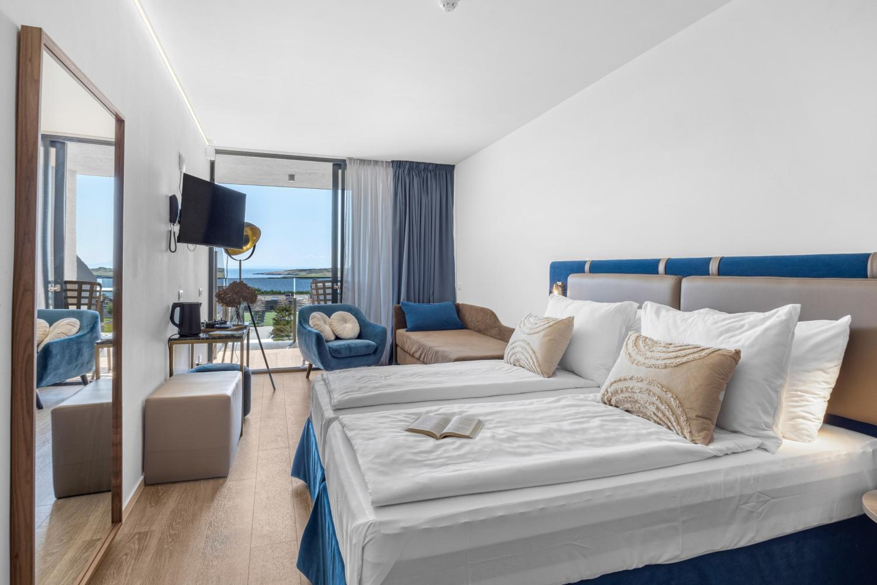 Triple Room with Balcony - Pool Side - Photo 1