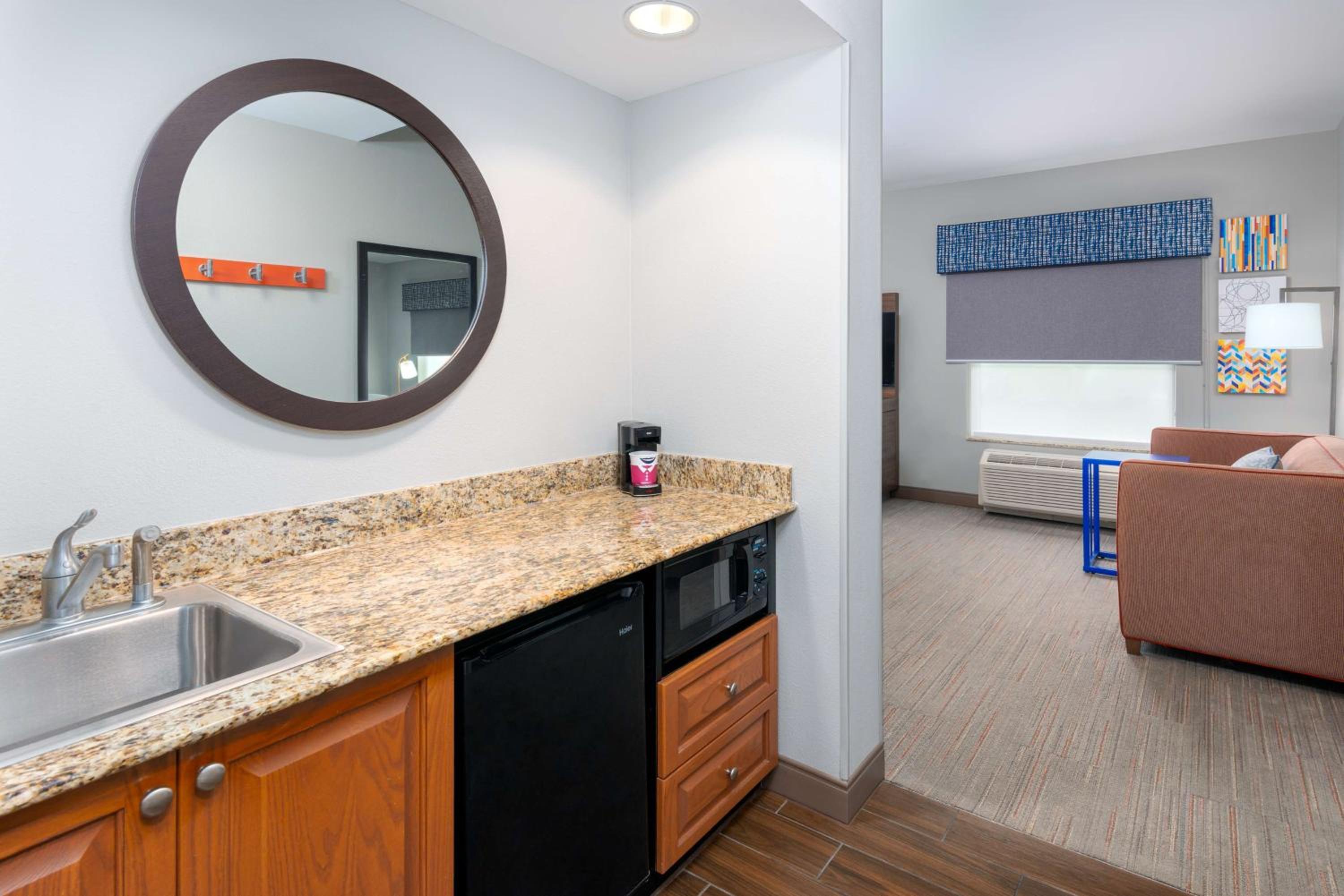 King Studio Suite - Non-Smoking - Photo 2