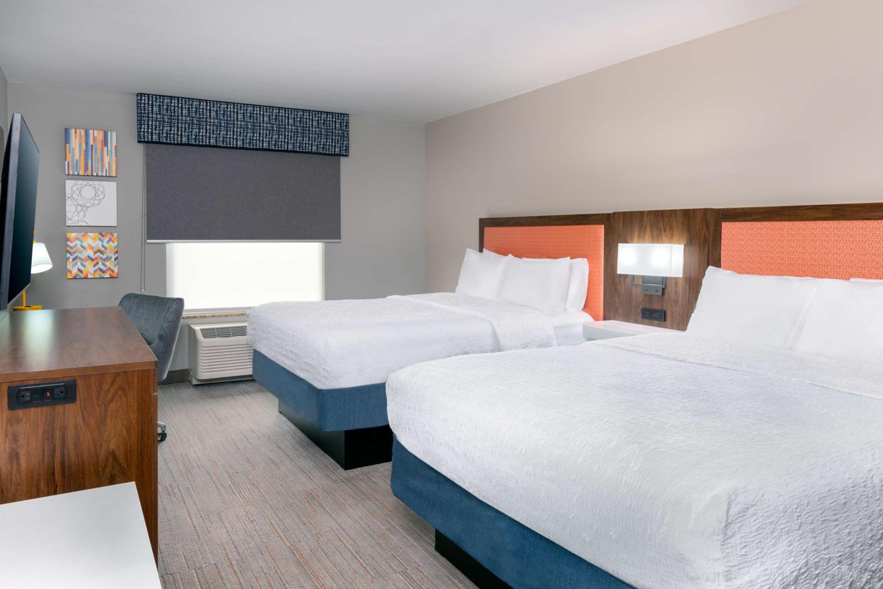 Deluxe Queen Room with Two Queen Beds - Non-Smoking - Photo 4