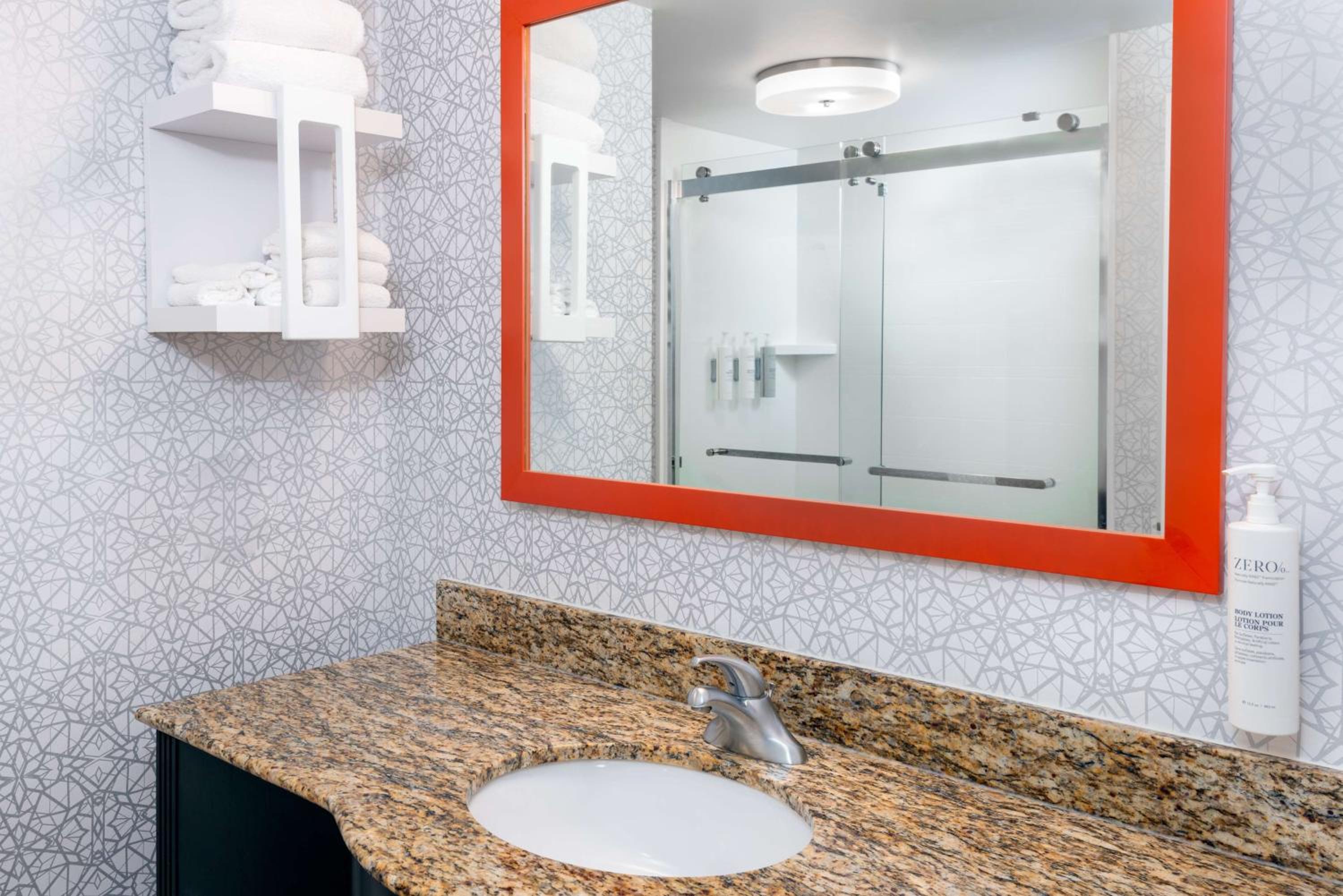 King Room with Shower - Non-Smoking - Photo 2