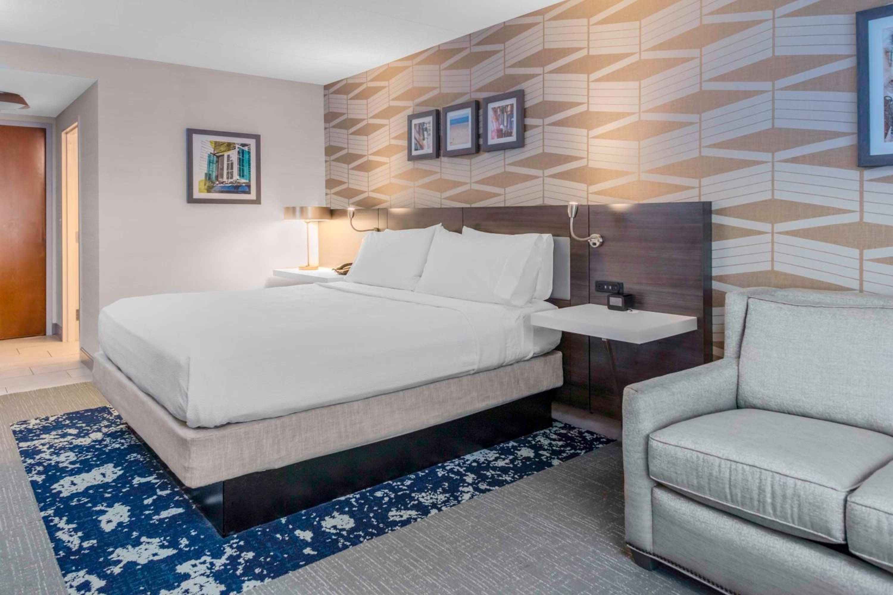 Deluxe King Room with Sofa Bed - Photo 1