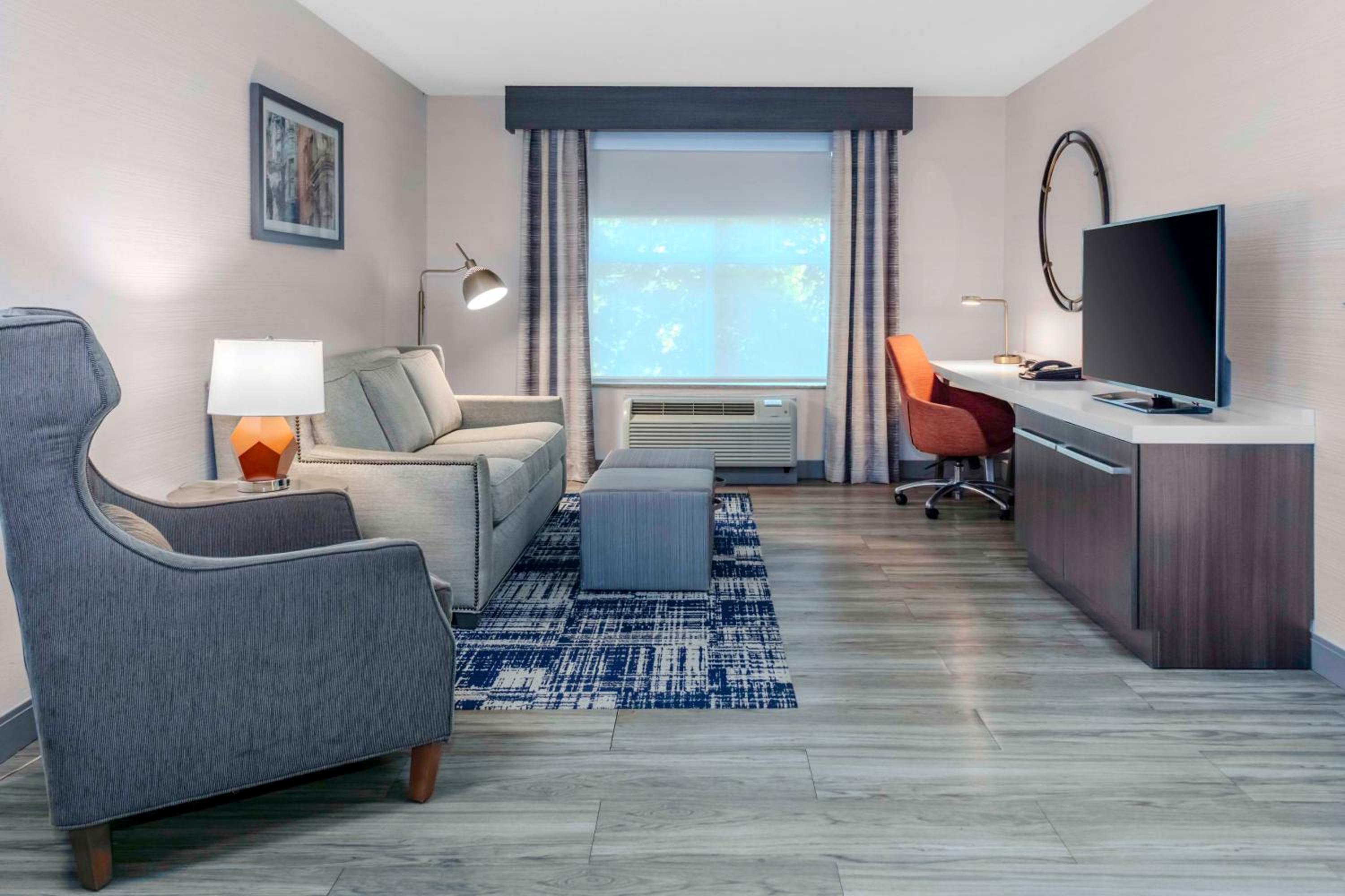 One-Bedroom King Suite with Sofa Bed - Photo 4