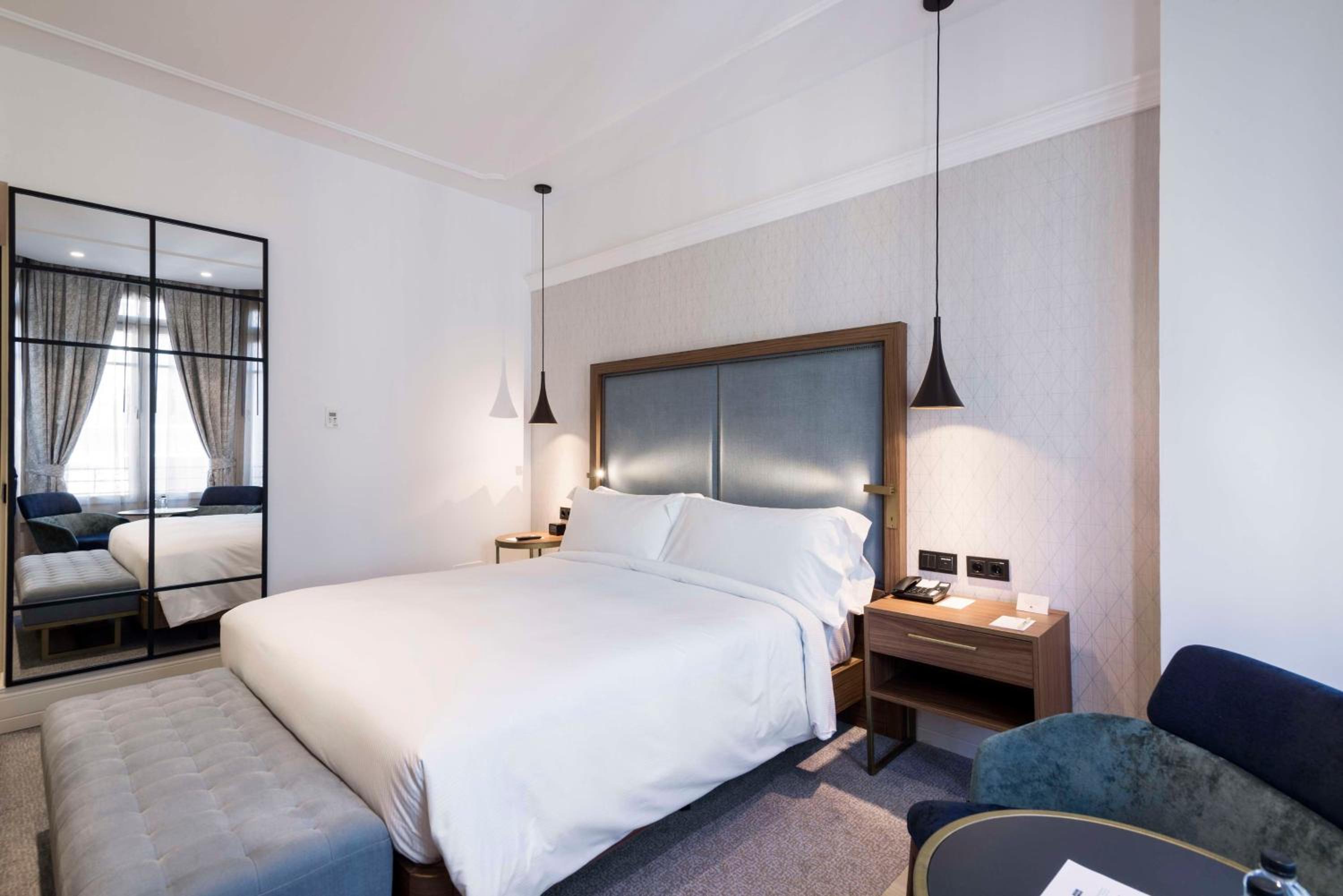 Superior King Room thumbnail 6