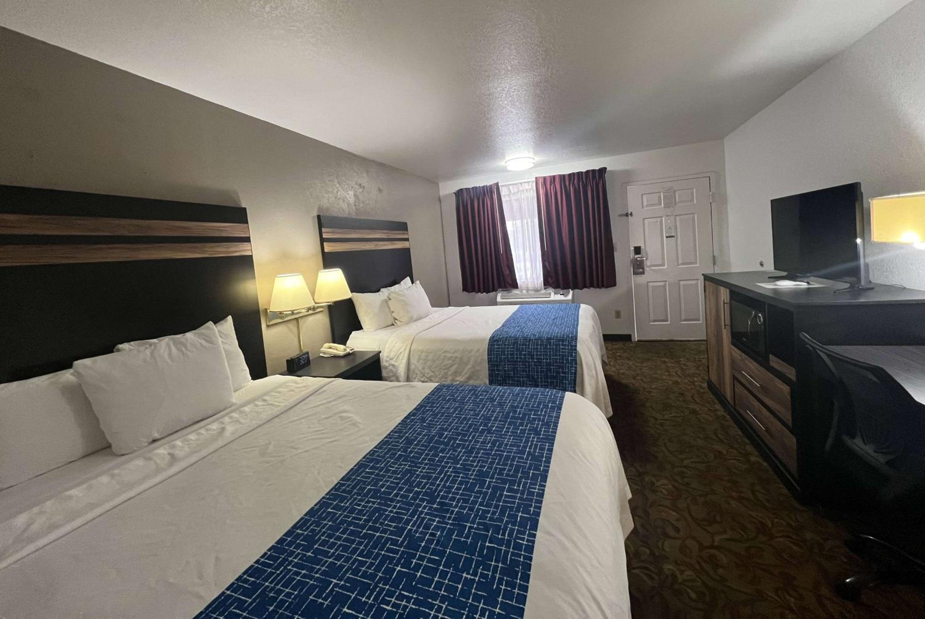 Queen Room with Two Queen Beds - Non-Smoking - Photo 1