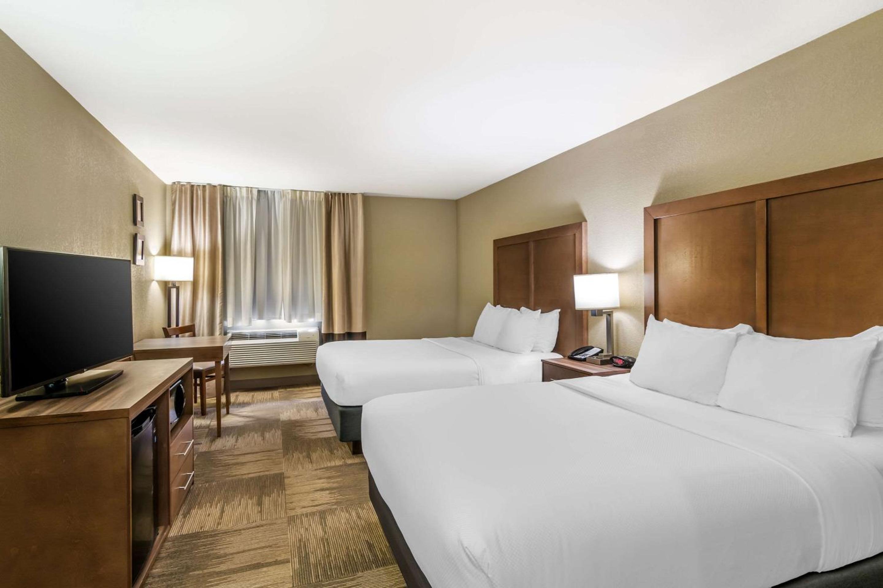 Queen Room with Two Queen Beds - Non-Smoking - Photo 4