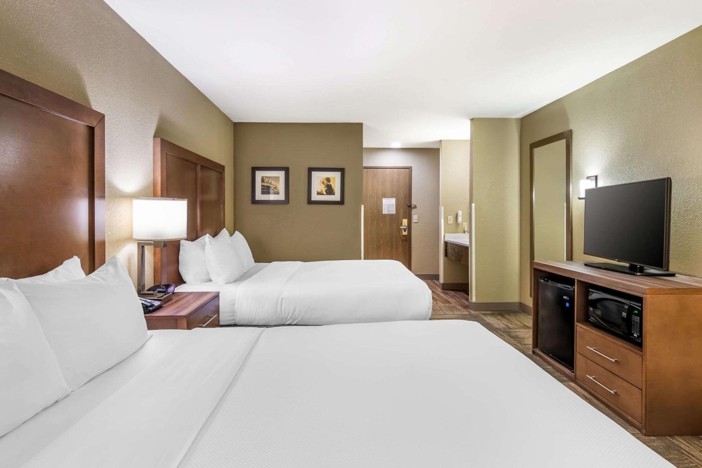 Queen Room with Two Queen Beds - Non-Smoking - Photo 5
