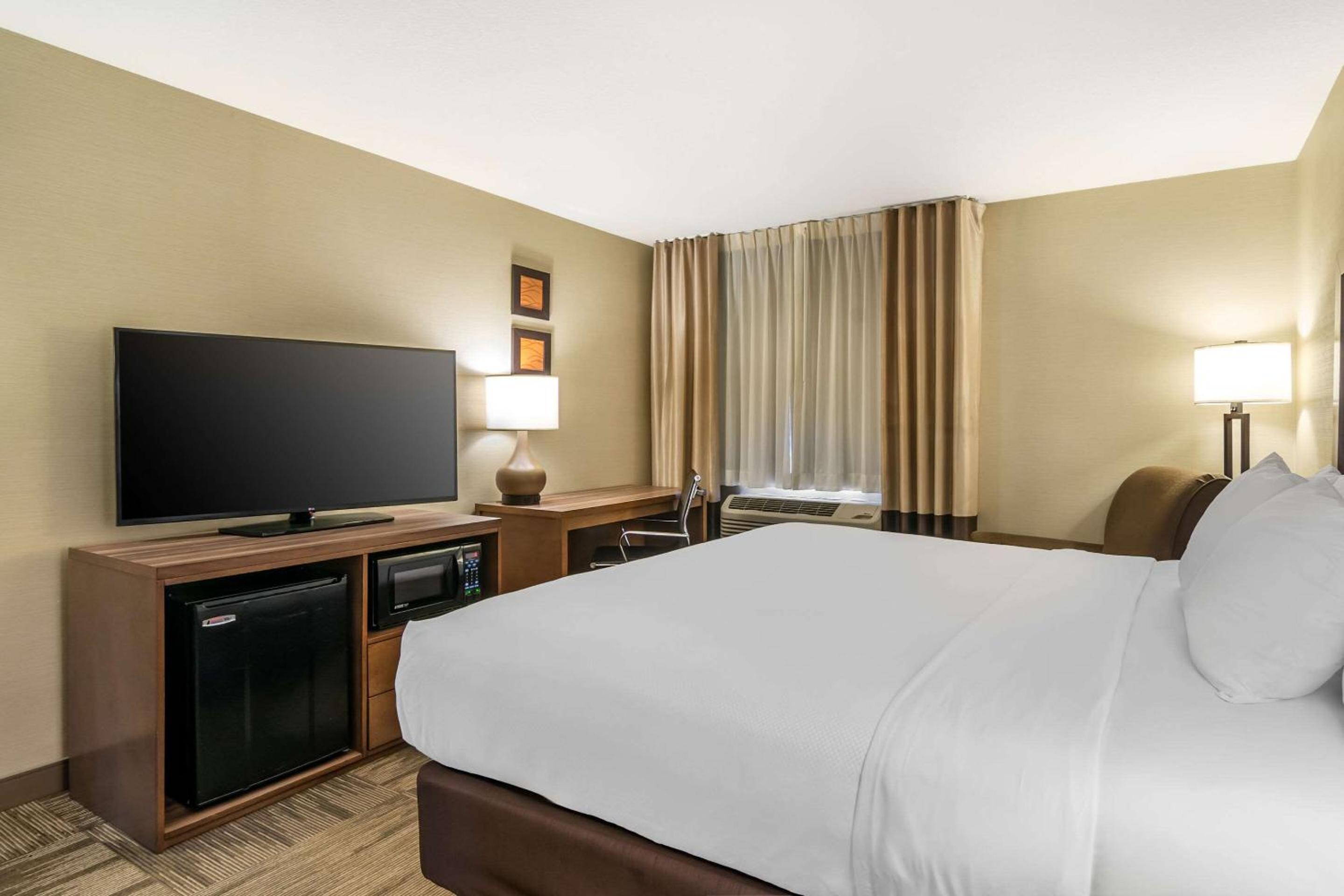 King Room - Accessible/Non-Smoking - Photo 2