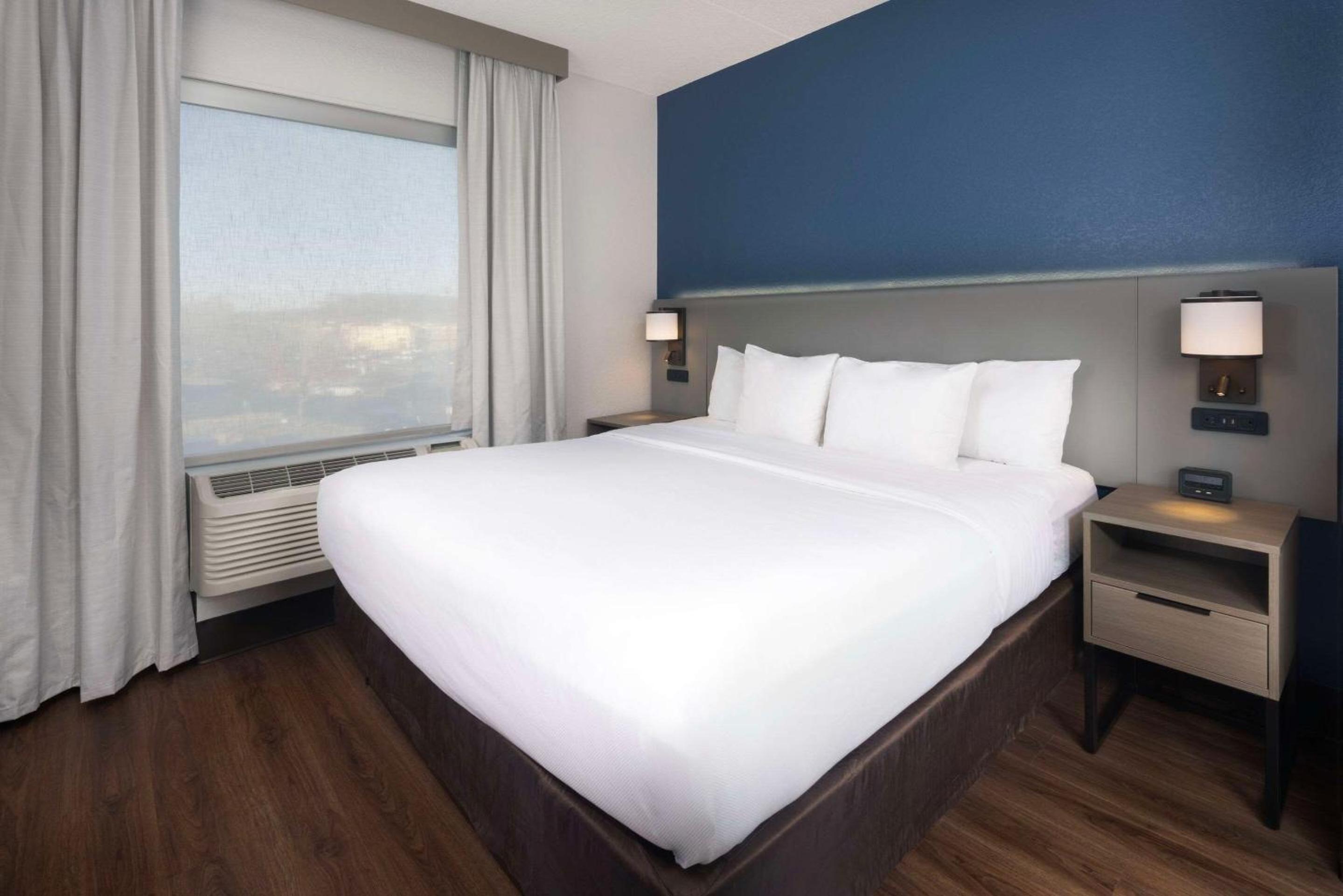 King Suite - Accessible/Non-Smoking - Photo 1