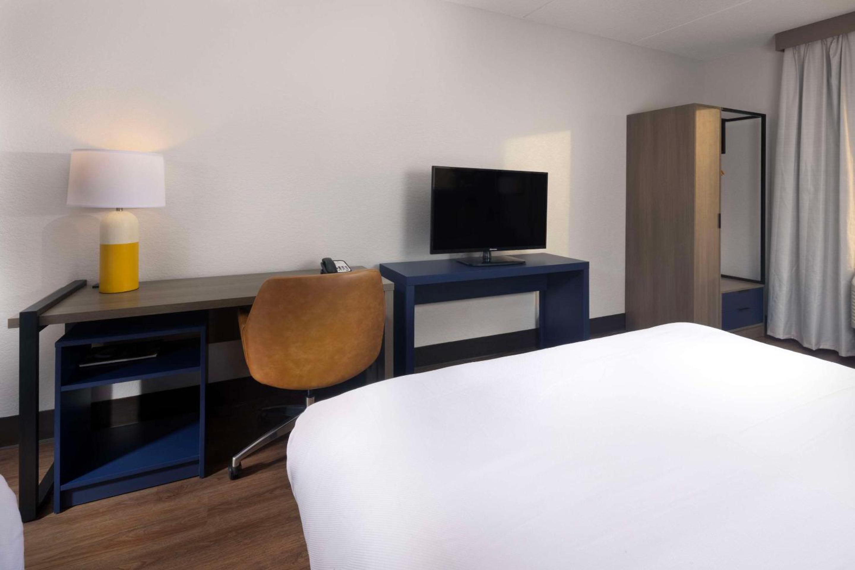 King Suite - Accessible/Non-Smoking - Photo 4