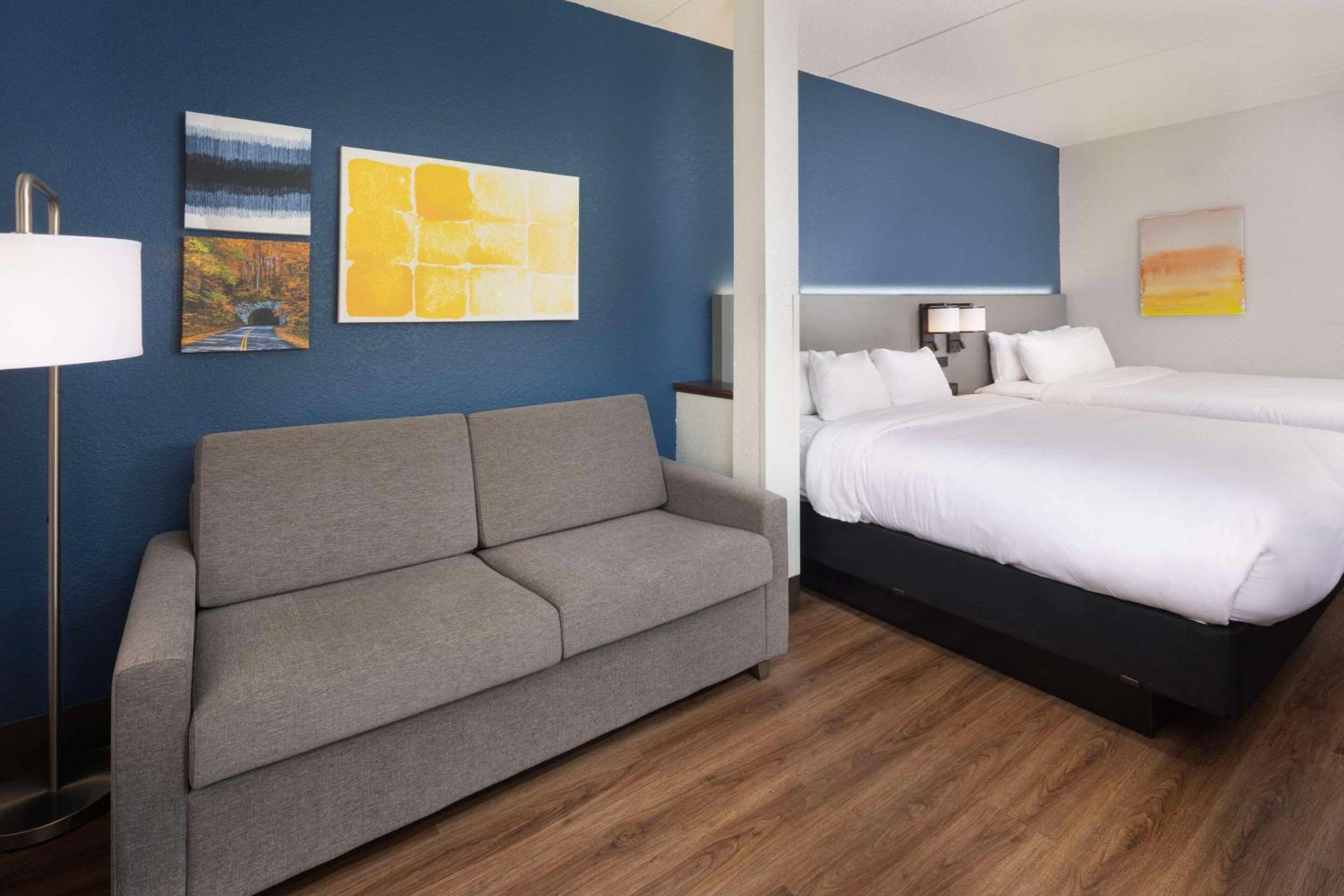 Double Suite with Two Double Beds - Non-Smoking/Pet Friendly photo 1