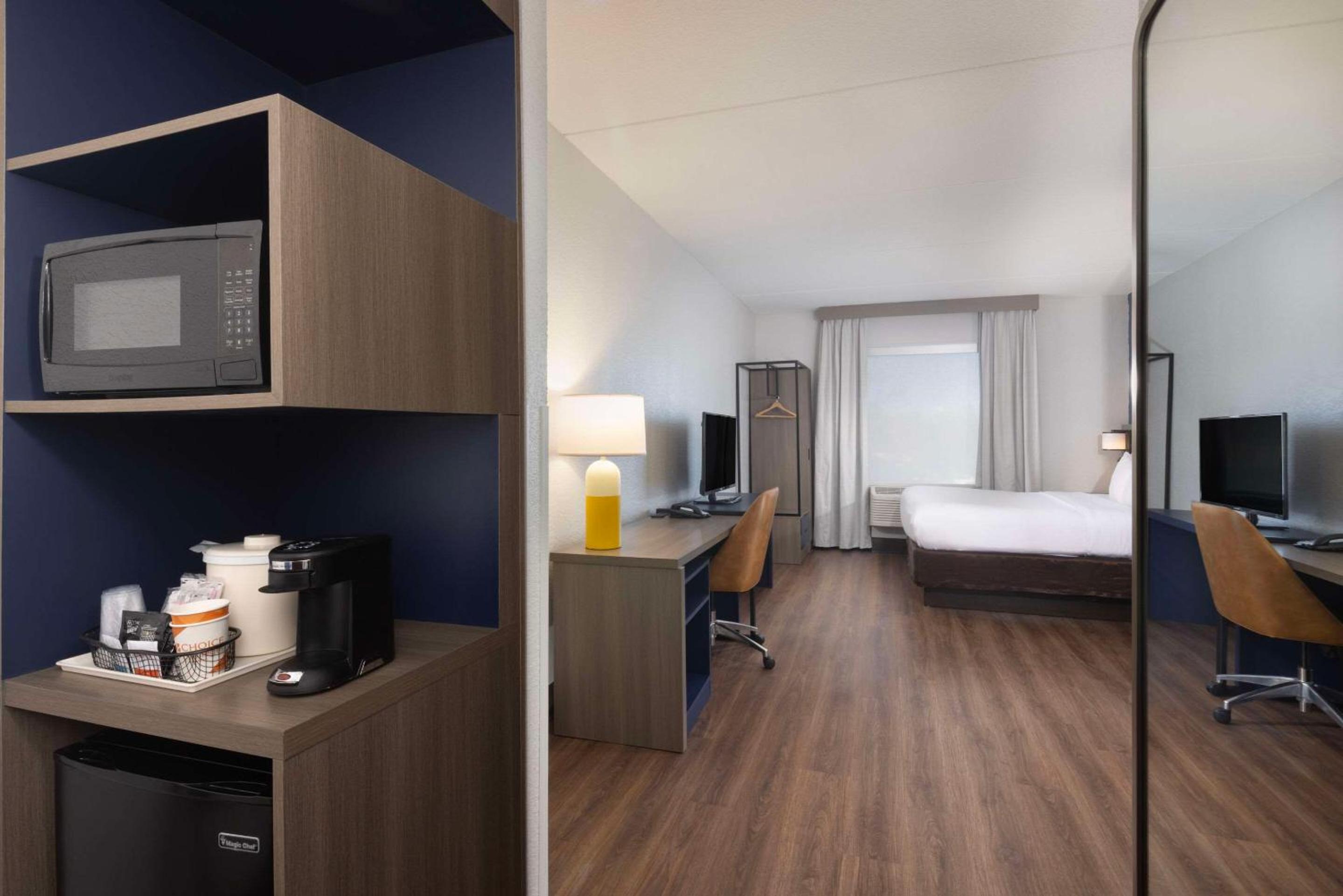 King Suite with Roll in Shower - Accessible/Non-Smoking