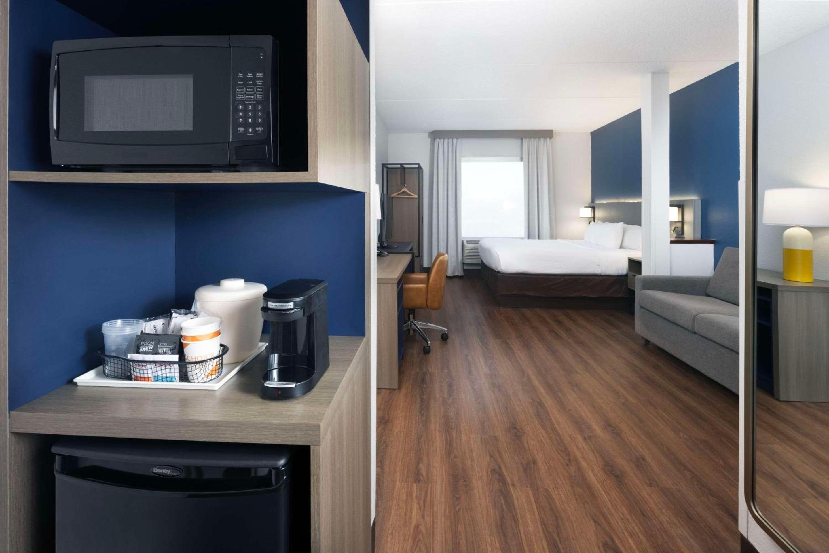 King Suite - Non-Smoking - Photo 1