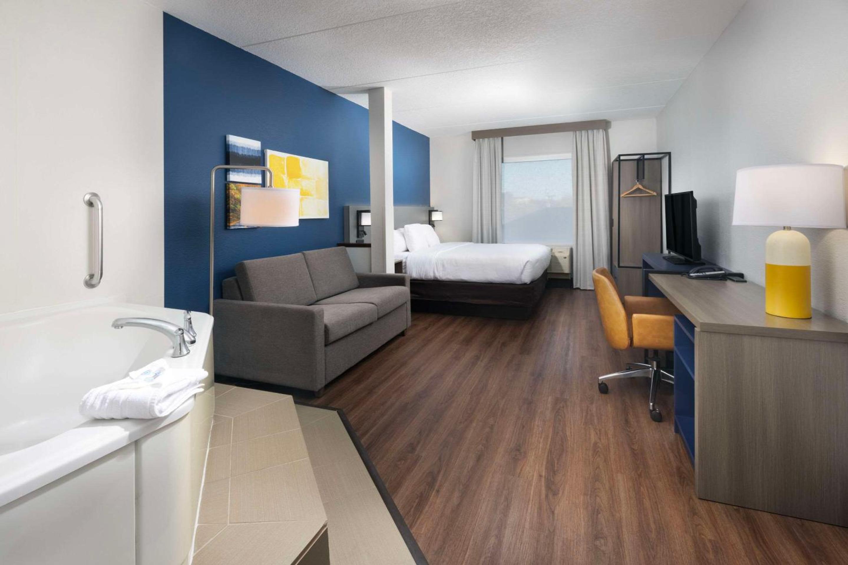 King Suite with Sofa-Bed - Non-Smoking/Pets Friendly - Photo 1