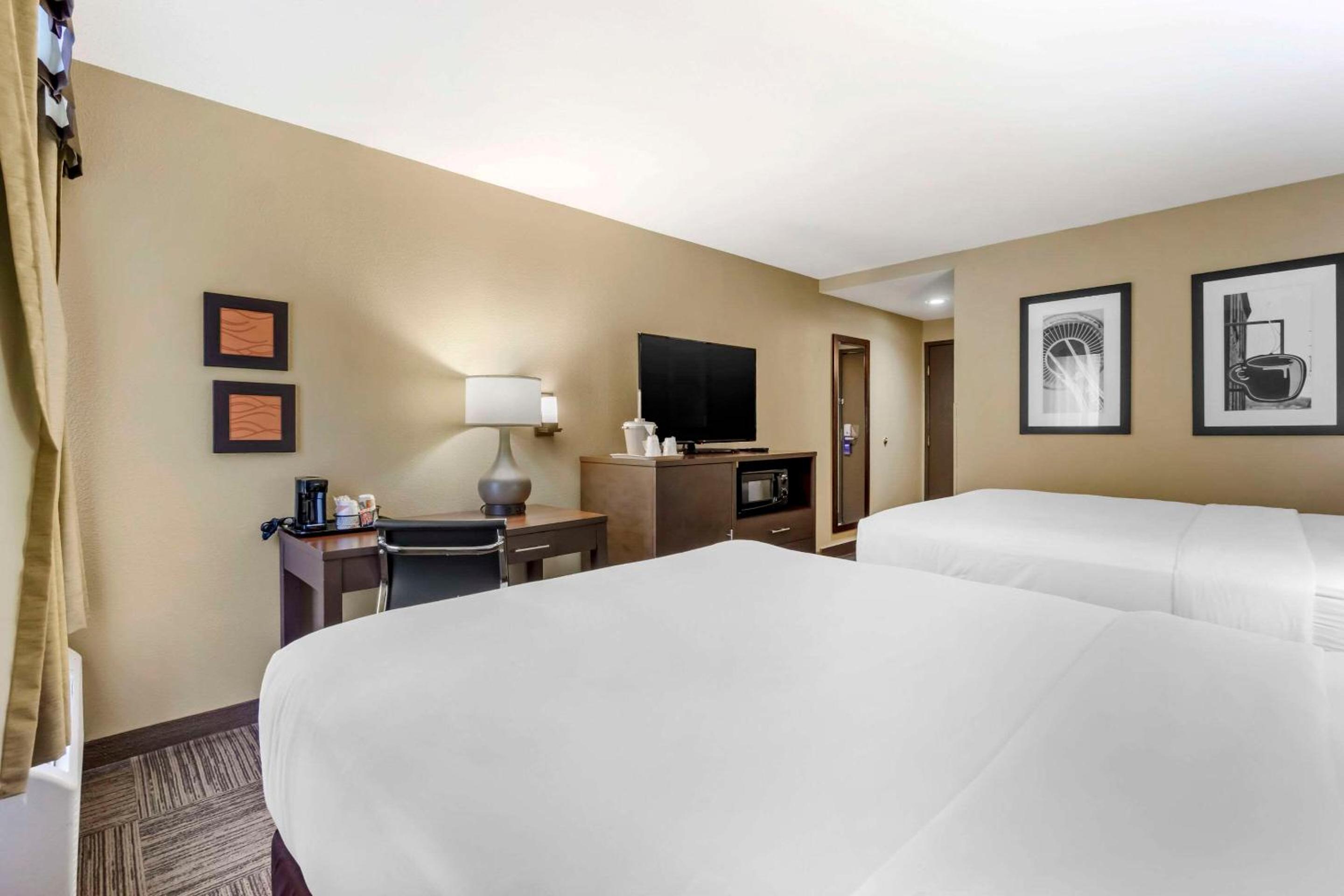 Queen Room with Two Queen Beds - Non-Smoking photo 3
