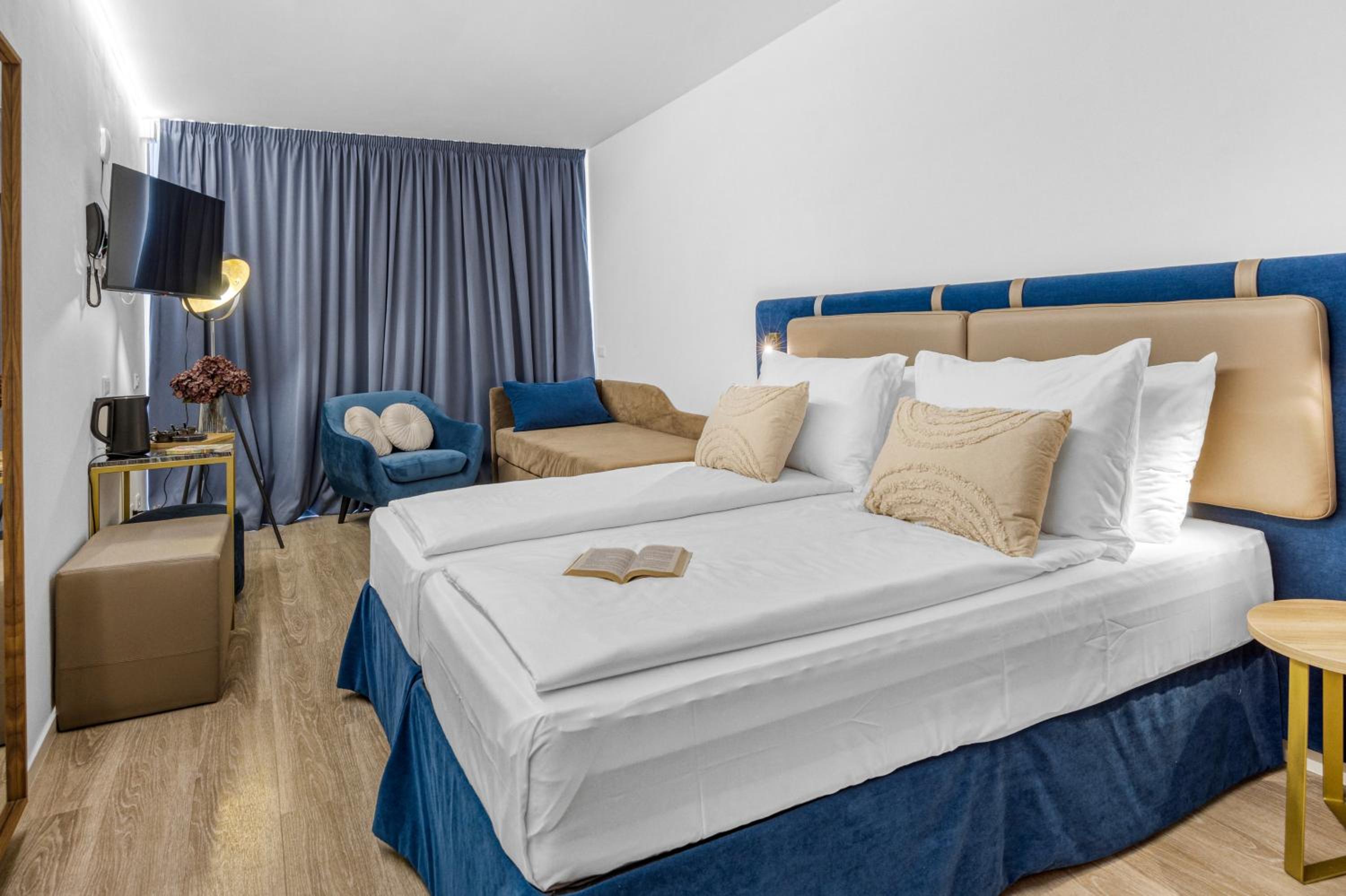 Triple Room with Balcony - Photo 10
