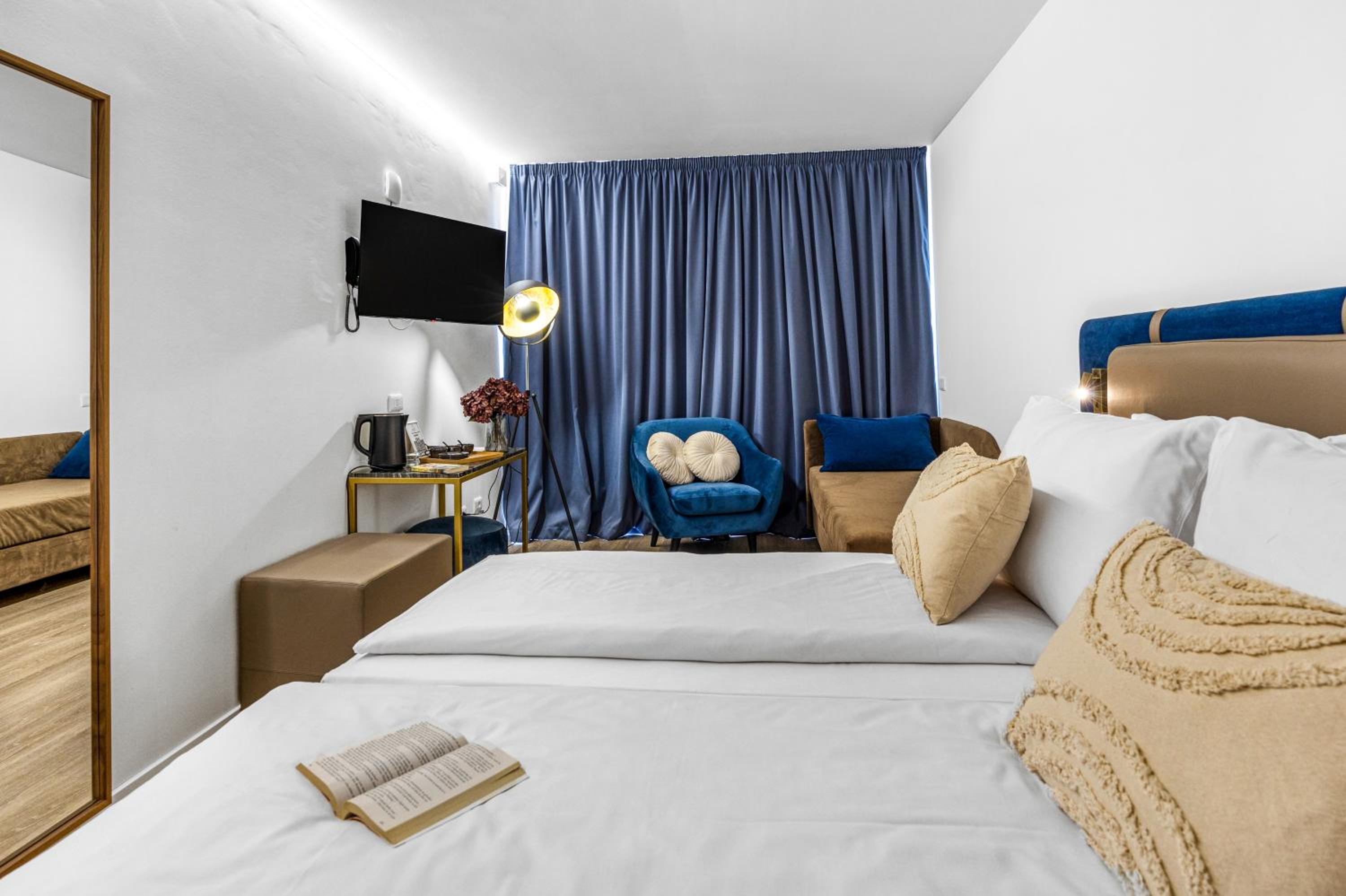 Triple Room with Balcony - Photo 8