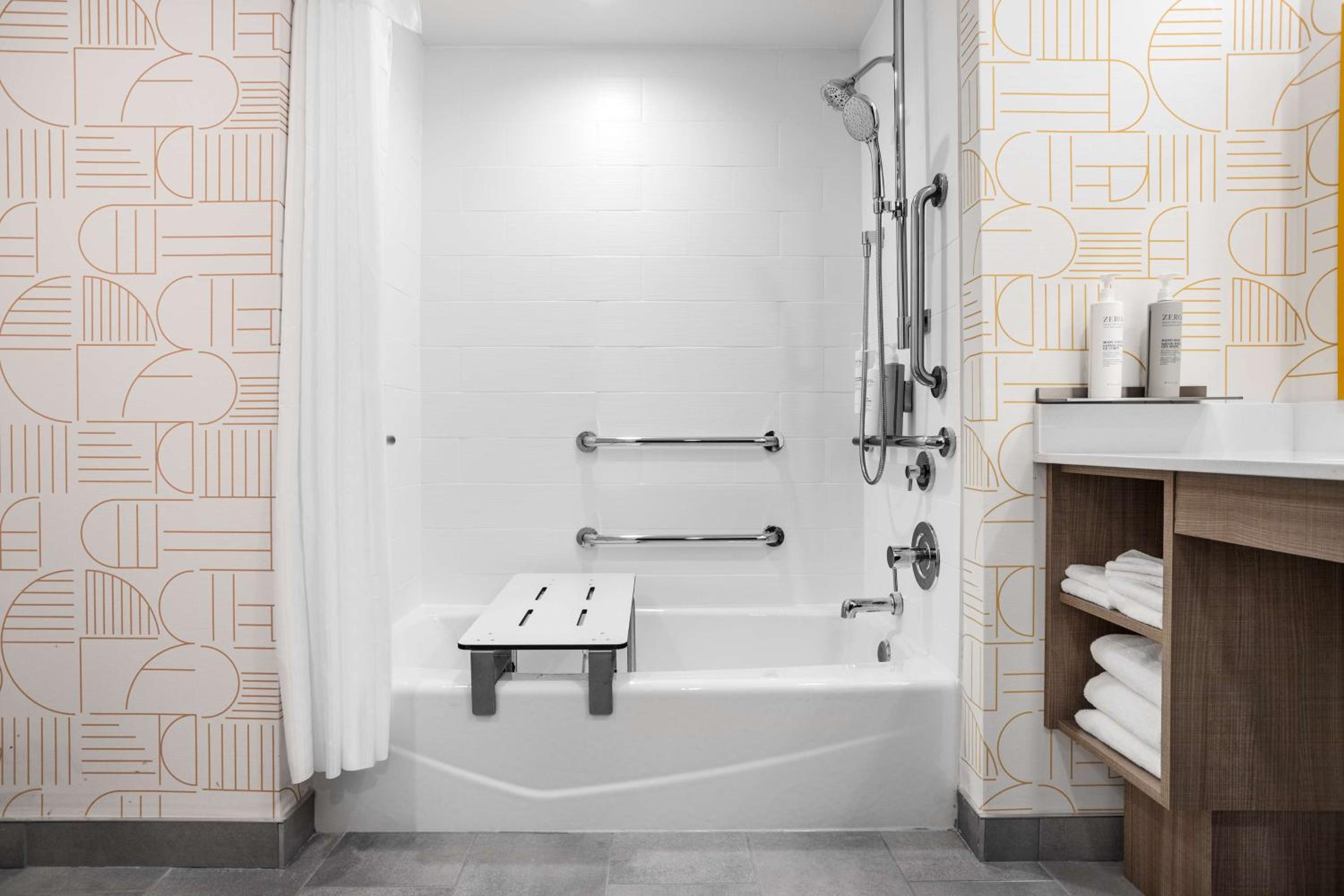 One-Bedroom King Suite with Accessible Bathtub  - Photo 4