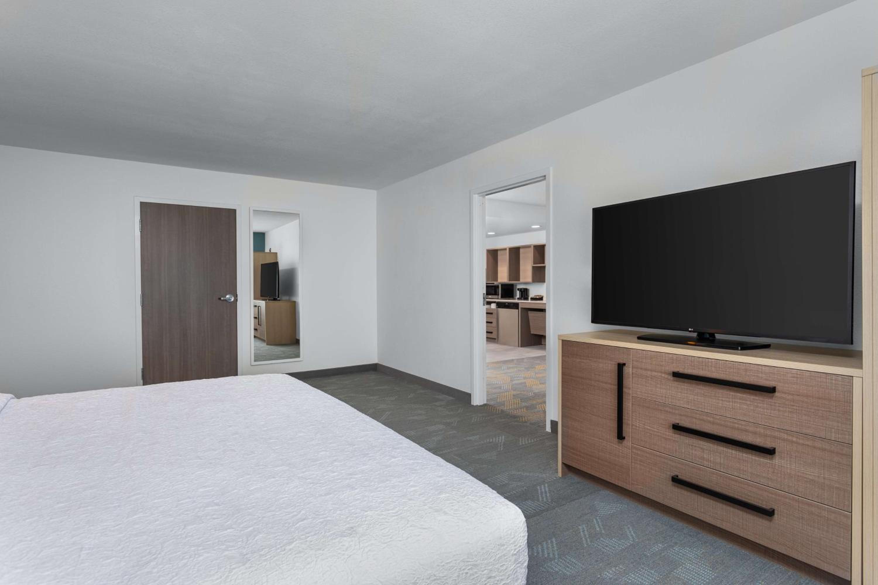 One-Bedroom King Suite - Photo 3