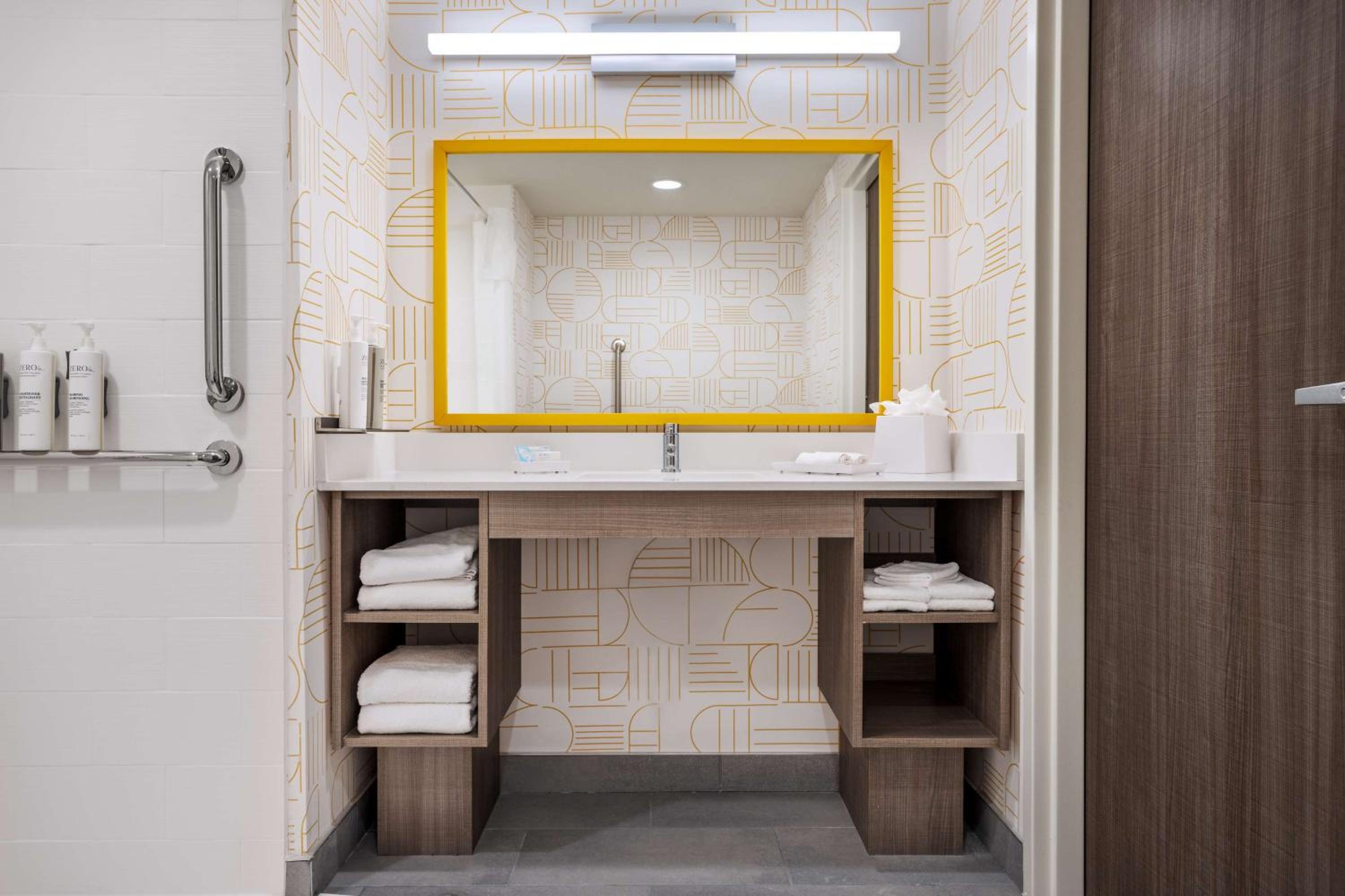 King Studio Suite with Roll-in Shower - Mobility Access - Photo 6