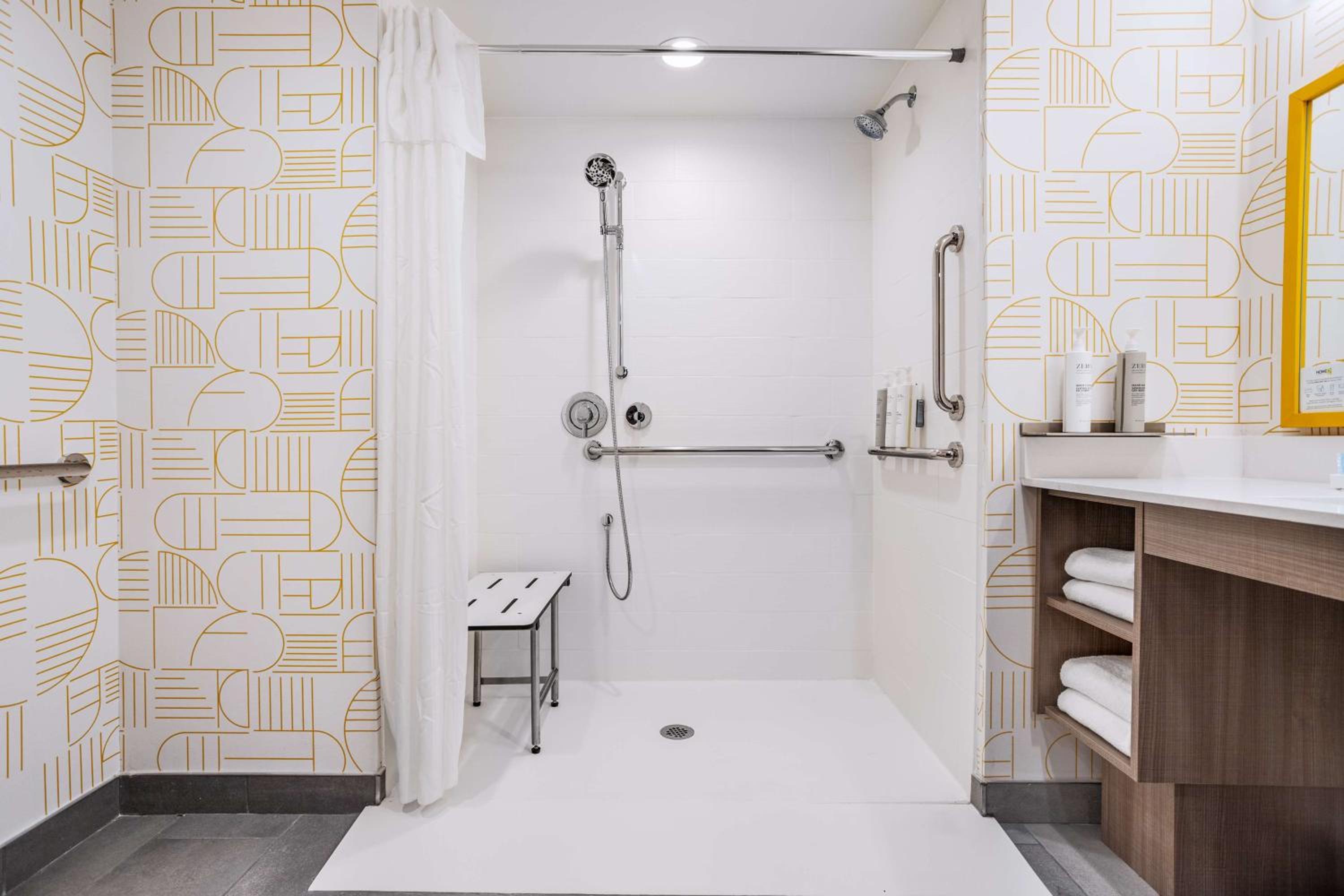 King Studio Suite with Roll-in Shower - Mobility Access - Photo 7