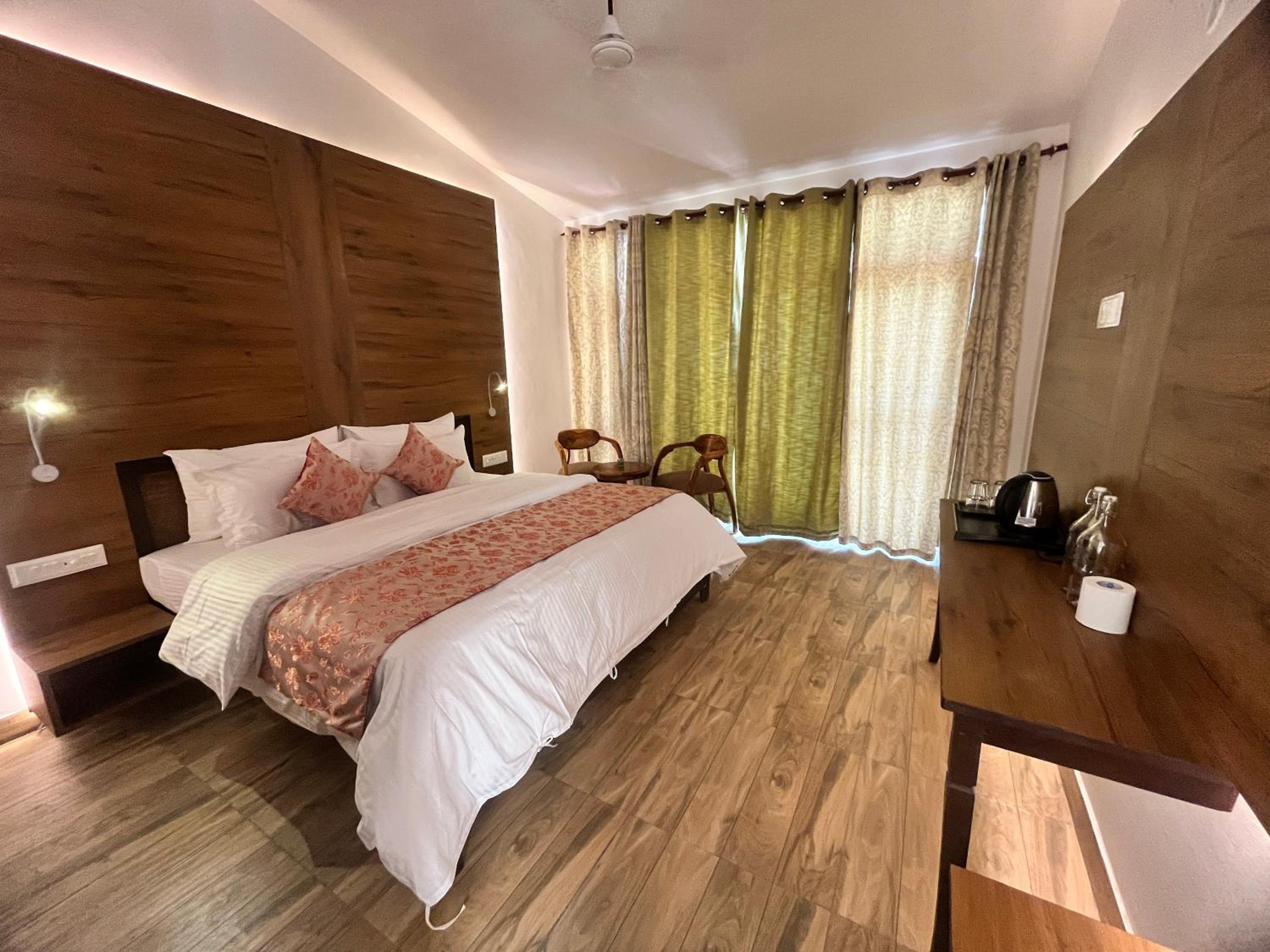 Deluxe Double Room With Balcony photo 3