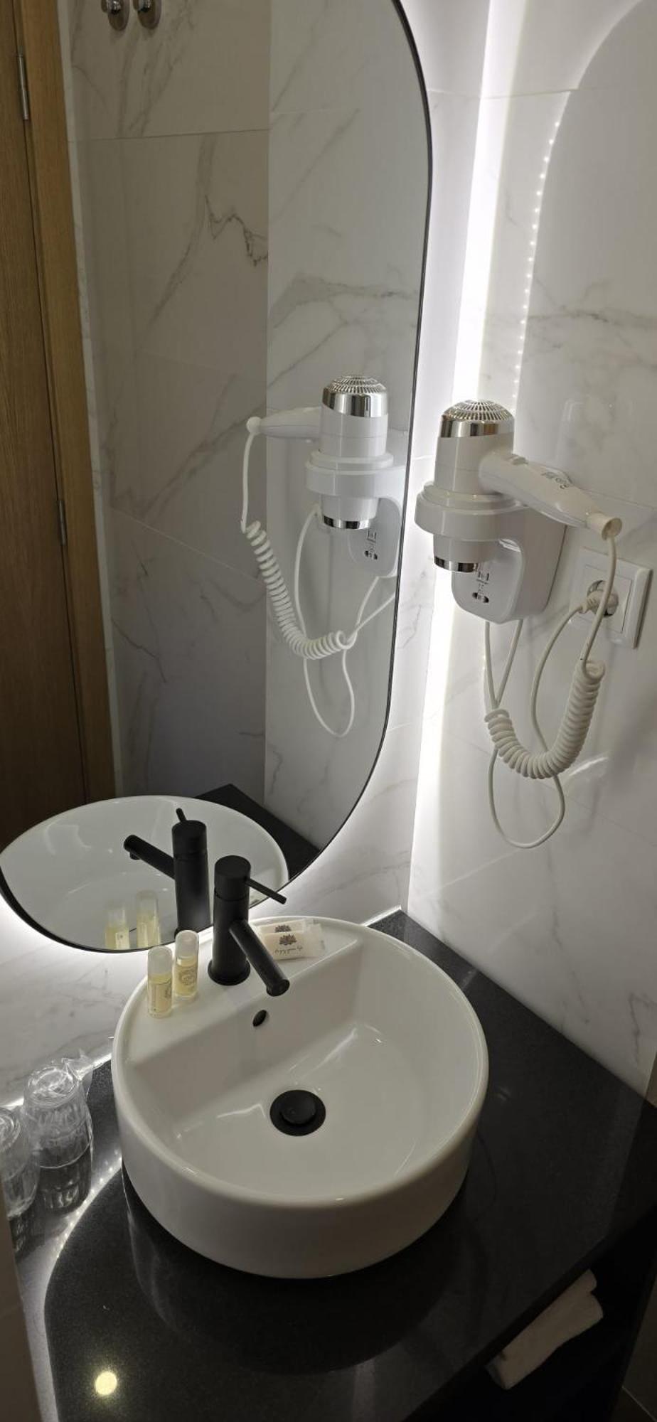 Superior Double or Twin Room - Photo 11