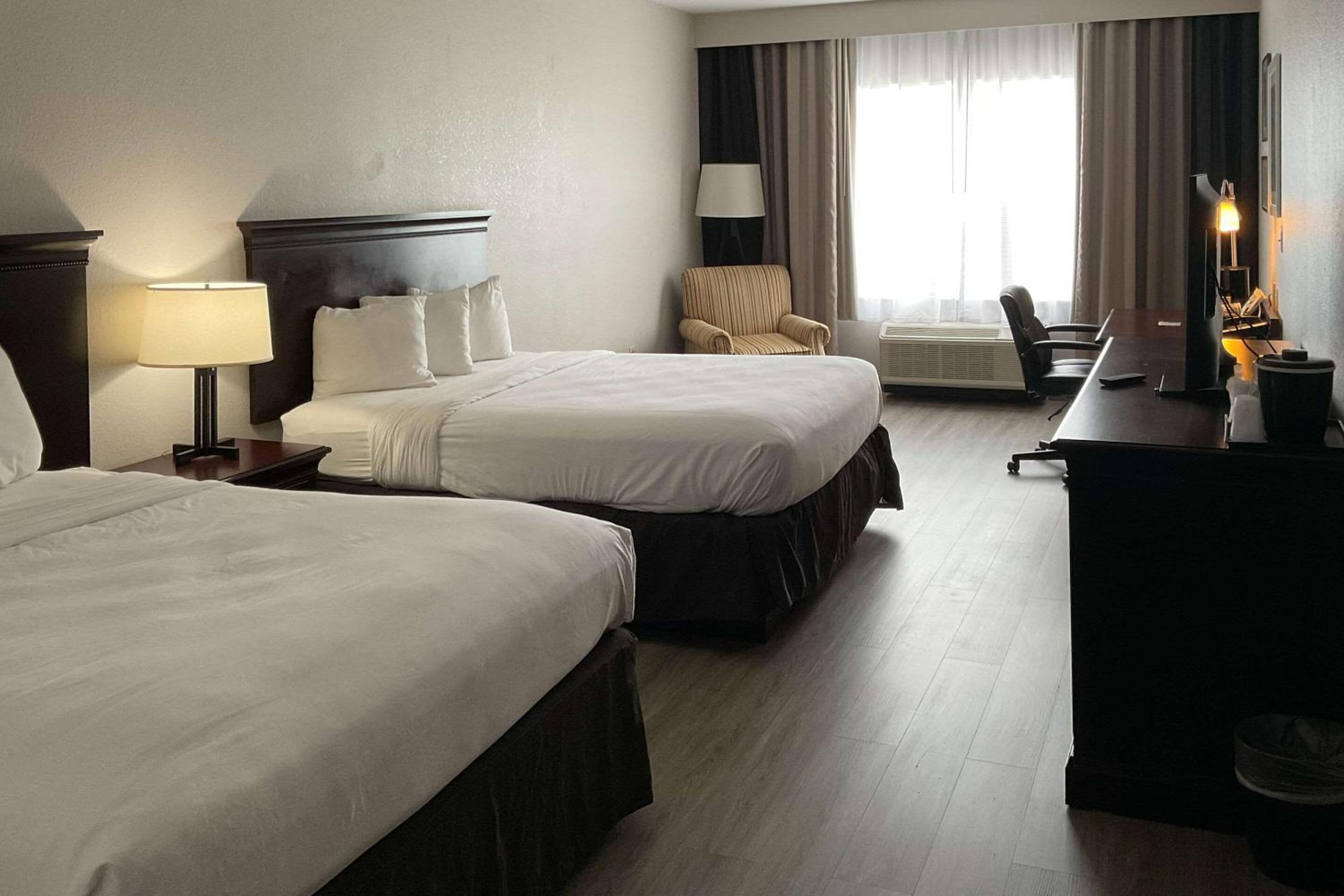 Premium Queen Room with Two Queen Beds - Non-Smoking - Photo 5