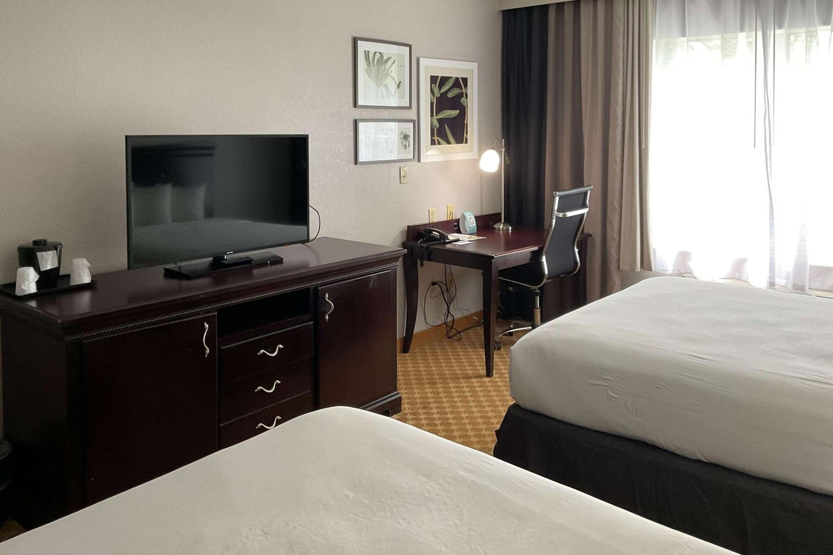 Premium Queen Room with Two Queen Beds - Non-Smoking - Photo 8